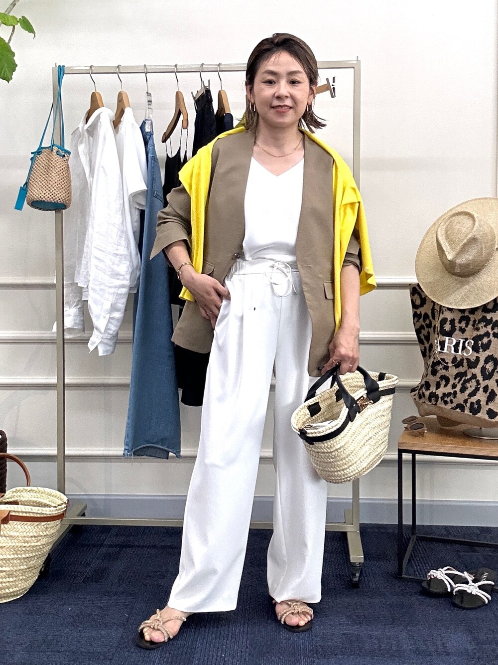 「夏コーデ、ホワイトコーデ、ワントーン、イージーパンツ、タンクトップ、夏ジャケット、ジャケット、サンダル、きれいめカジュアル、オトナカジュアル、新作、40代ファッション」｜「NOLLEY’S Sophiの《セットアップ対応》ウォッシャブルツイルイージーワイドパンツ（その他パンツ、ホワイト系）」を使った、nol mayumiiさん（レディース・160cm）の夏コーディネートの1枚目の写真
