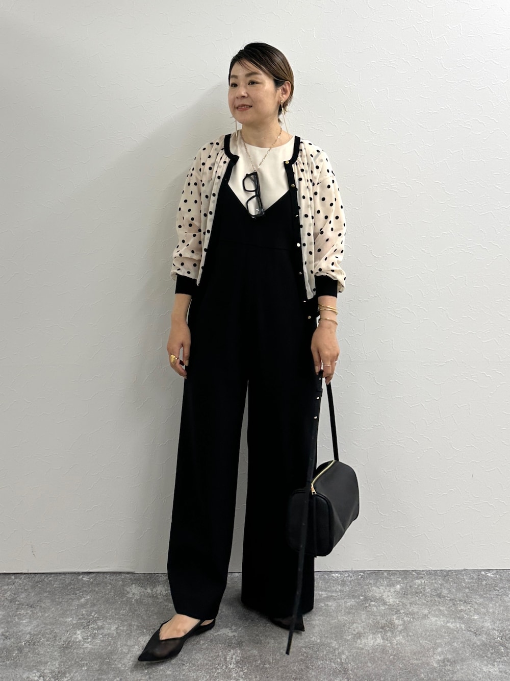 「レイヤードスタイル、モノトーン、シアートップス、夏コーデ、夏服、ゆるコーデ、春夏コーデ、リラックススタイル、大人カジュアル、きれいめカジュアル、ドット柄、オールインワン、サロペット」｜「Rie Millerの《セットアップ対応》【PR林☆別注アイテム】ウォッシャブルエアーシャークオールインワン（つなぎ/オールインワン、ブラック系）」を使った、nol mayumiiさん（レディース・160cm）の夏コーディネートの1枚目の写真