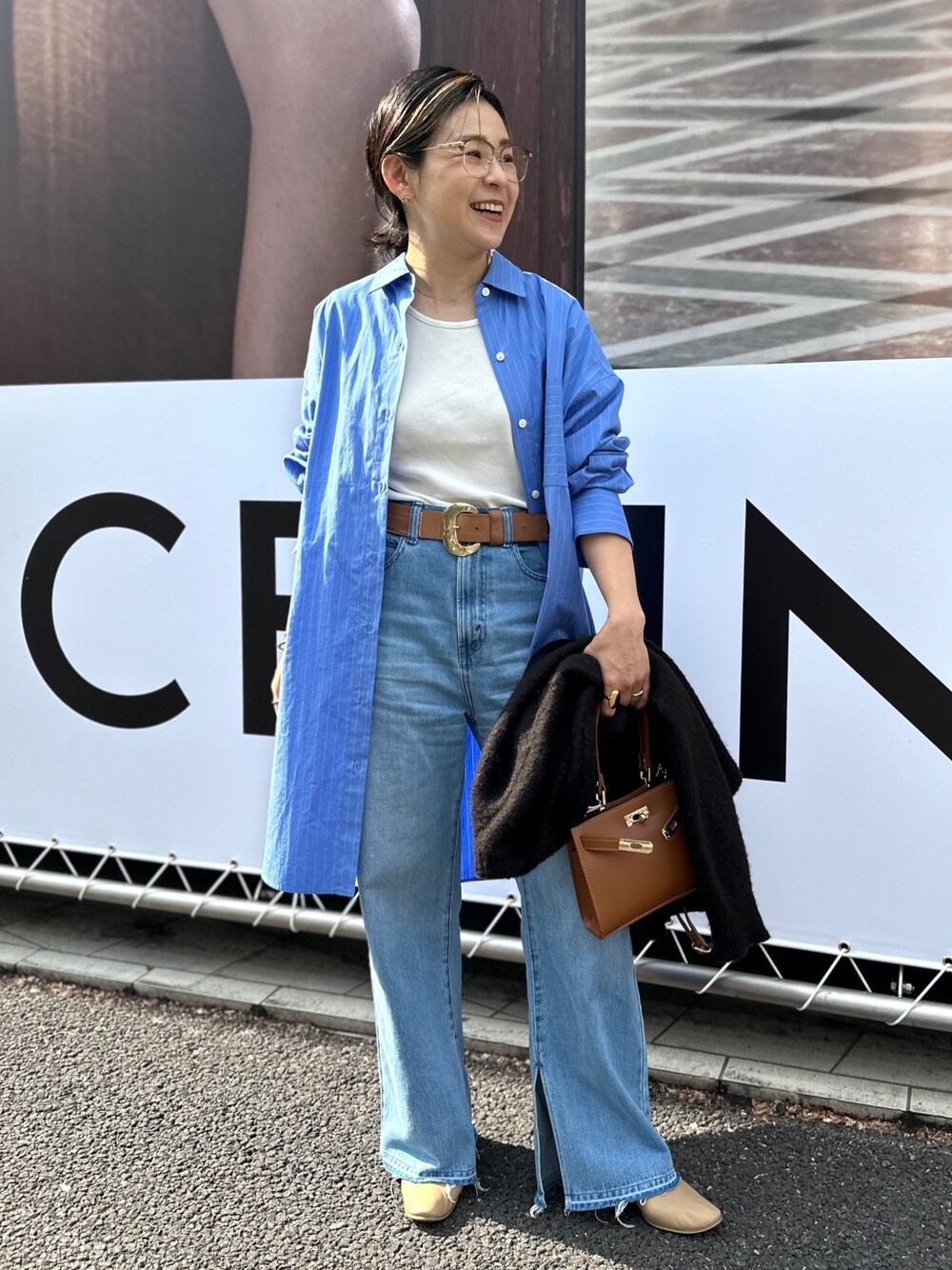 「デニム、ブルー、シャツスタイル、ビッグシャツ、ロングシャツ、ワントーンコーデ、スリットデニム、大人カジュアル、きれいめカジュアル、春コーデ、春ファッション、パンツコーデ」｜「NOLLEY’Sのタイプライターストライプシャツワンピース（シャツワンピース、ブルー系）」を使った、nol mayumiiさん（レディース・160cm）の春コーディネートの1枚目の写真