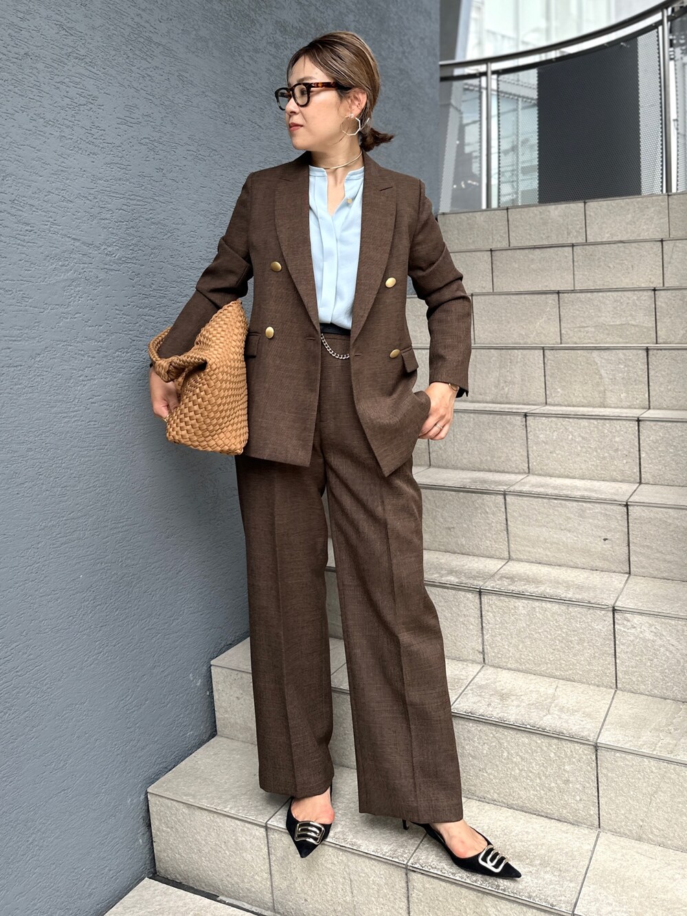 「秋コーデ、ブラウンコーデ、ブラウン、ジャケット、ジャケットスタイル、ジャケットコーデ、サックスブルー、ブラウス、お仕事コーデ、オフィスカジュアル、オフィスコーデ」｜「NOLLEY’S Sophiのウォッシャブルシャークツータックワイドパンツ（その他パンツ、ブラウン系）」を使った、nol mayumiiさん（レディース・160cm）の秋コーディネートの1枚目の写真