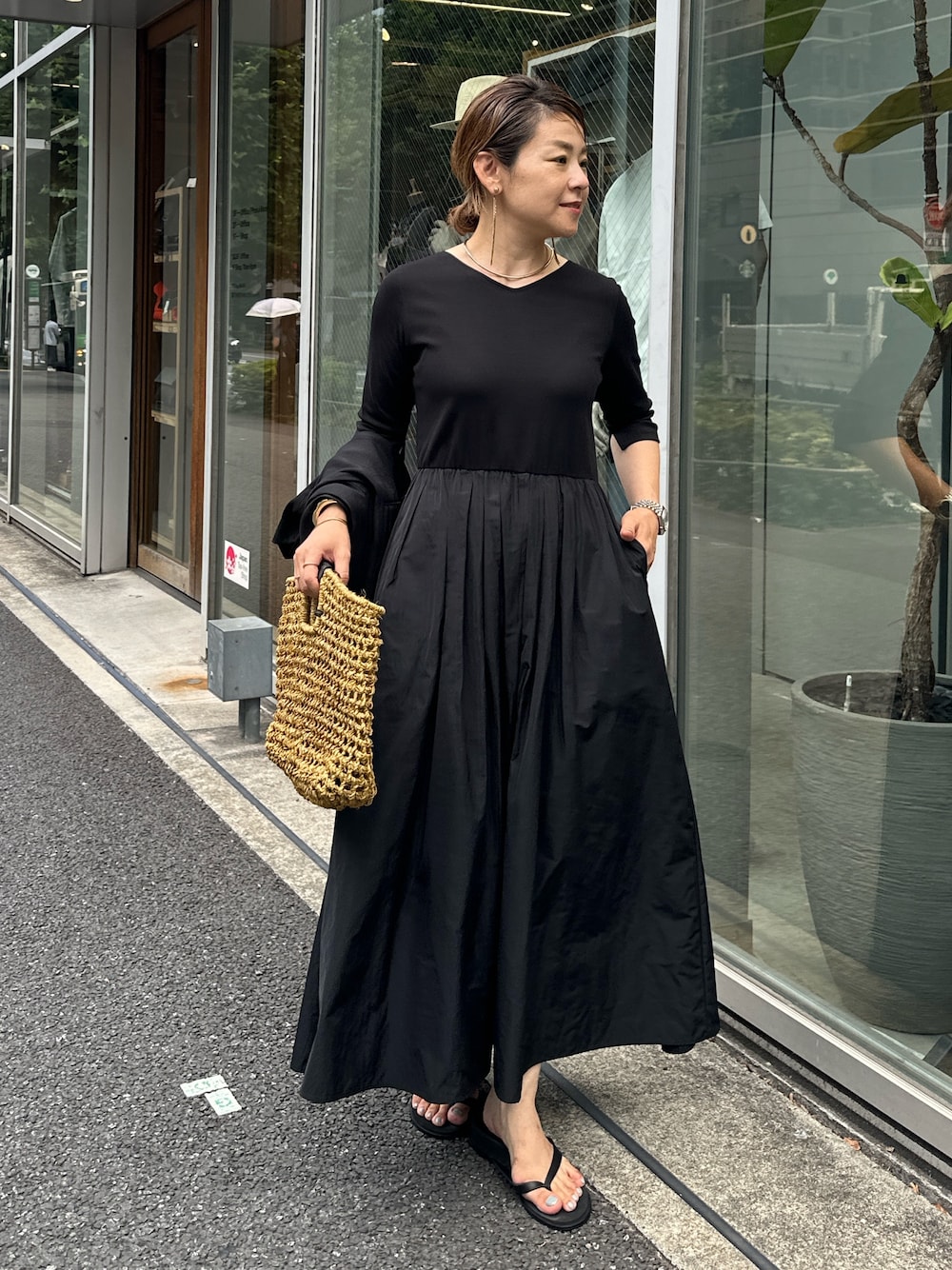「ワンピ、ワンピース、ワンピーススタイル、ワンピースコーデ、ブラック、ブラックコーデ、ブラックワンピース、夏コーデ、夏、夏服、大人カジュアル、大人きれいめコーデ、大人きれいめカジュアル」｜「NOLLEY’Sの◇【WEB限定】ウォッシャブル2WAYドッキングワンピース（ワンピース、ブラック系）」を使った、nol mayumiiさん（レディース・160cm）の夏コーディネートの1枚目の写真