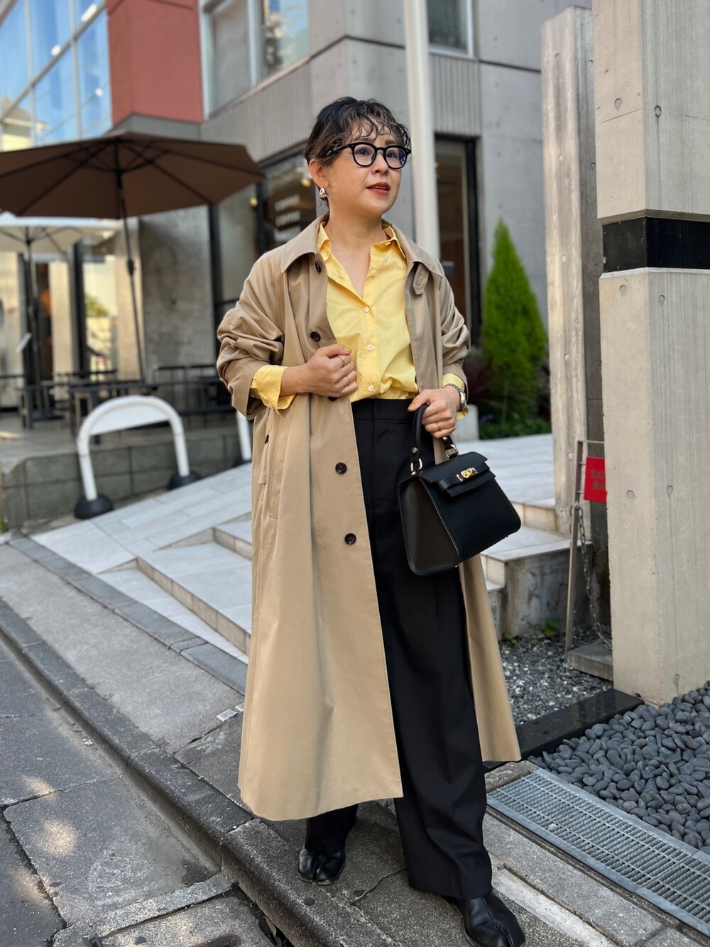 「休日コーデ、オトナカジュアル、キレイめコーデ、40代ファッション、ステンカラーコート、バルマカンコート、バルマカーンコート、スプリングコート、春コート、黒縁メガネ、シャツスタイル、パンツコーデ」｜「AULENTTIの【AULENTTI/ オーレンティ】スクエアひねりショルダーバッグ（ショルダーバッグ、ブラック系）」を使った、nol mayumiiさん（レディース・160cm）の冬コーディネートの1枚目の写真