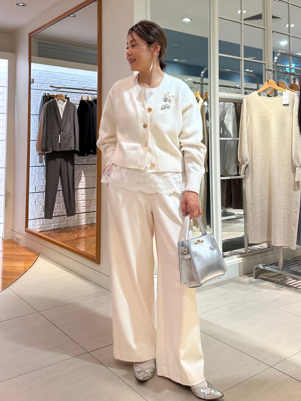 ホワイト系のカーディガン/ボレロ、ホワイト系のシャツ/ブラウス、ホワイト系のその他パンツを着用したレディースの冬コーディネートの1枚目の写真