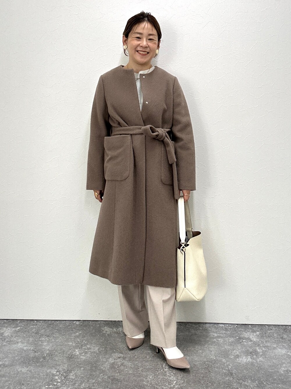 「冬コーデ、コート、ロングコート、ブラウンコーデ、クリスマスに着たい服、パンツコーデ、アンゴラコート、きれい目コーデ、キレイ目、ベージュ、モカ」｜「NOLLEY’Sのノーカラーシャギーコート（ノーカラーコート、ブラウン系）」を使った、nol mayumiiさん（レディース・160cm）の冬コーディネートの1枚目の写真