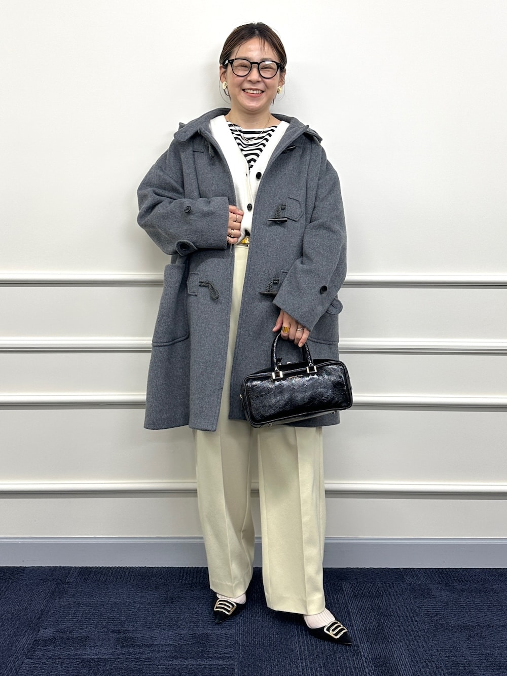 「淡色コーデ、きれいめカジュアル、ロングコート、おでかけコーデ、シンフルコーデ、ダッフルコート、グレーコーデ、ボーダートップス、カラーパンツ、大人カジュアル、冬コーデ」｜「NOLLEY’SのNMPミドル丈ダッフルコート（ダッフルコート、グレー系）」を使った、nol mayumiiさん（レディース・160cm）の冬コーディネートの1枚目の写真