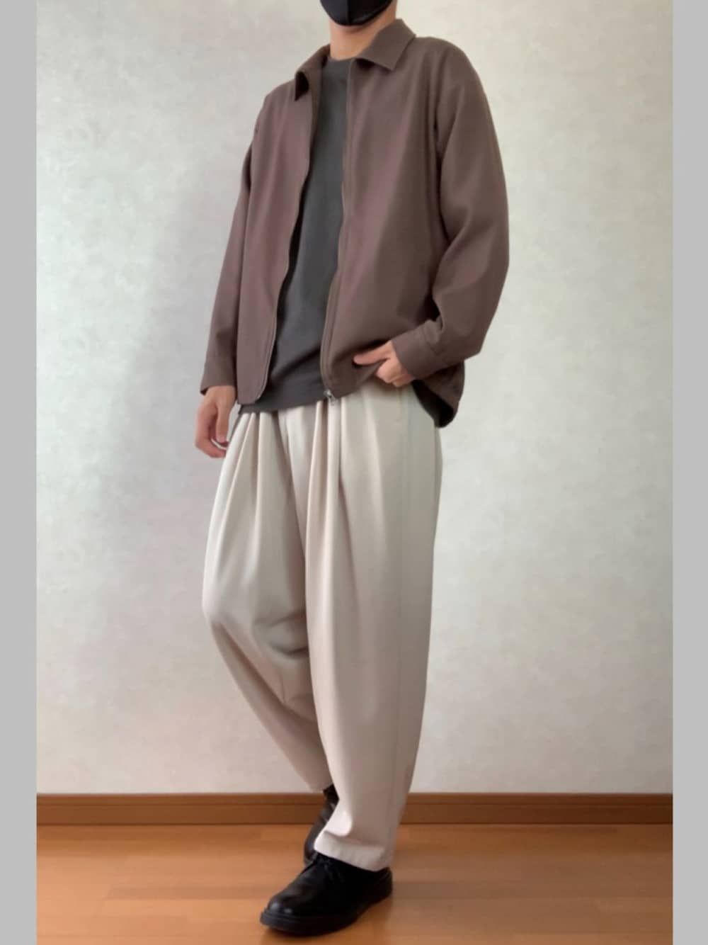 「秋コーデ、シンプルコーデ、シンプル、ブラウン、白パンツ、LAKOLE、ユニクロ、UNIQLO、UNIQLO U、KUUUPY、LEE」｜「LAKOLEの厚手TRジップジャケット / LAKOLE（ブルゾン、グレー系）」を使った、はいせ/haiseさん（メンズ・176cm）の秋コーディネートの1枚目の写真