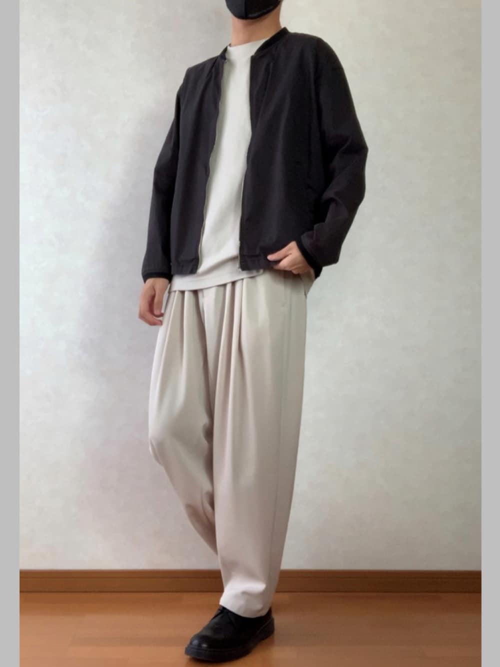 「秋コーデ、シンプルコーデ、シンプル、MA-1、白パンツ、back number、ユニクロ、UNIQLO、UNIQLO U、KUUUPY、LEE」｜「KUUUPYの2Tuck Easy Tapered Pants - 2タックイージーテーパードパンツ （セットアップ対応）（スラックス、ホワイト系）」を使った、はいせ/haiseさん（メンズ・176cm）の秋コーディネートの1枚目の写真