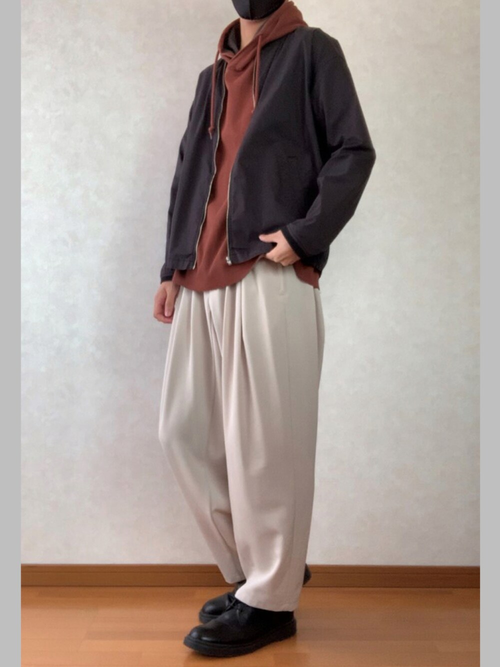 「秋コーデ、シンプルコーデ、MA-1、パーカー、白パンツ、革靴、ブラウン、back number、niko and ...、KUUUPY、LEE」｜「BACK NUMBERのアイテム（MA-1、ブラック系）」を使った、はいせ/haiseさん（メンズ・176cm）の秋コーディネートの1枚目の写真