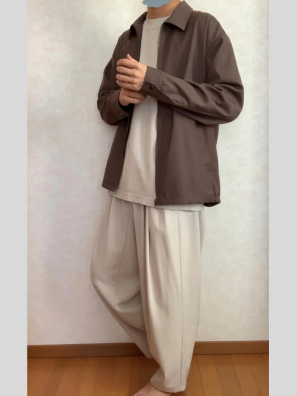 「シンプル、UNIQLO、ユニクロ、白パンツ、シンプルコーデ、ゆったりコーデ、ゆるコーデ、秋コーデ、UNIQLO U、LAKOLE、KUUUPY」｜「LAKOLEの厚手TRジップジャケット / LAKOLE（ブルゾン、グレー系）」を使った、はいせ/haiseさん（メンズ・176cm）の秋コーディネートの1枚目の写真