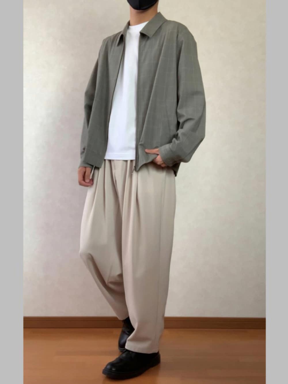 「秋コーデ、シンプルコーデ、シンプル、ゆるコーデ、ゆったりコーデ、ブルゾン、白Tシャツ、白パンツ、革靴、KUUUPY、GLOBAL WORK、ユニクロ、UNIQLO、UNIQLO U、LEE」｜「KUUUPYの2Tuck Easy Tapered Pants - 2タックイージーテーパードパンツ （セットアップ対応）（スラックス、ホワイト系）」を使った、はいせ/haiseさん（メンズ・176cm）の秋コーディネートの1枚目の写真