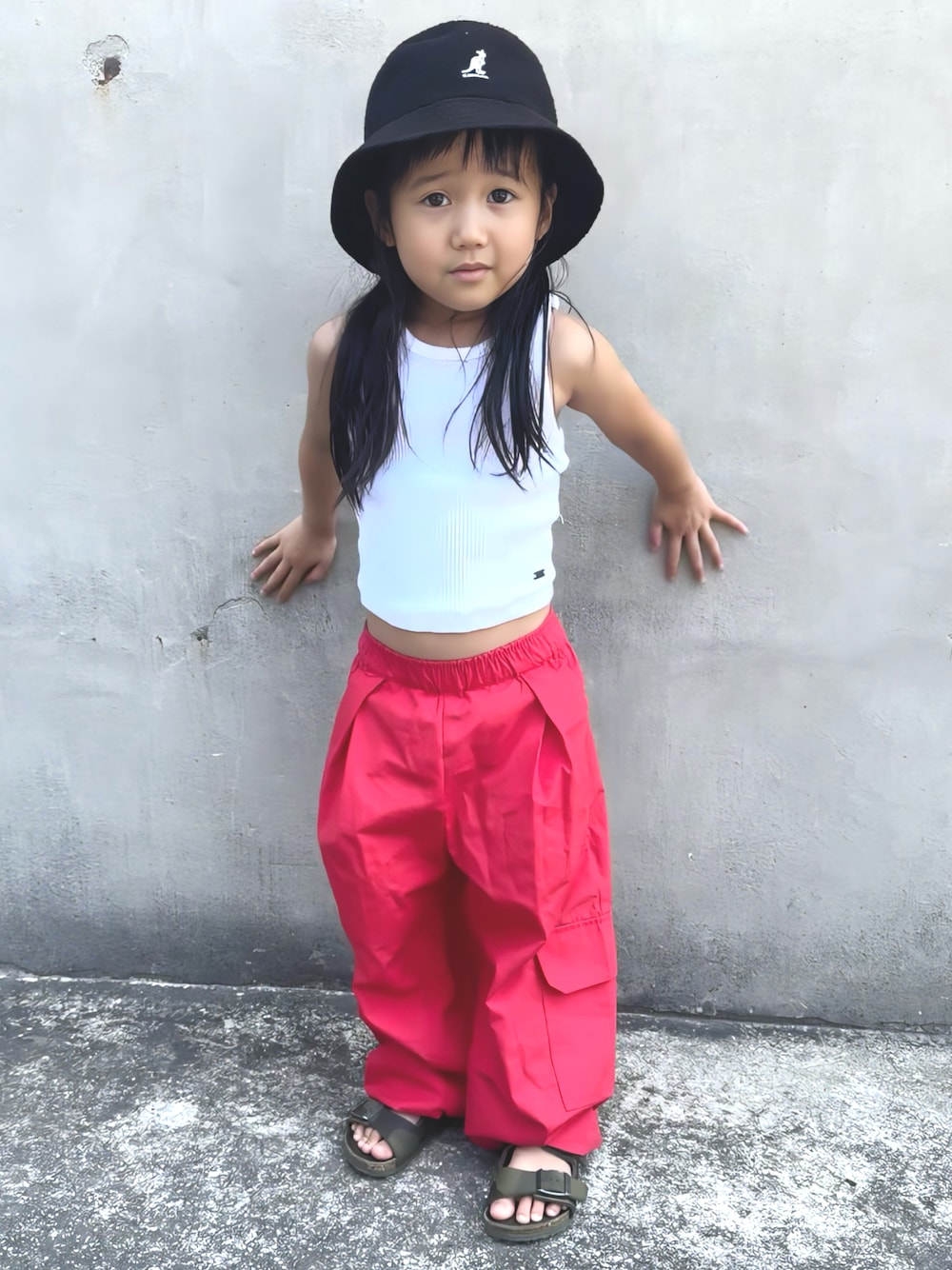 「4歳、バケットハット、バケハ、タンクトップ、ノースリーブ、カーゴパンツ、サンダル、夏コーデ、アツいコーデ全部見せ、スポーツミックス、カジュアル」｜「KANGOLのKANGOL/カンゴール Kids Bermuda Casual　キッズ　ハット（ハット、ブラック系）」を使った、KANOさん（キッズ・90cm）の夏コーディネートの1枚目の写真