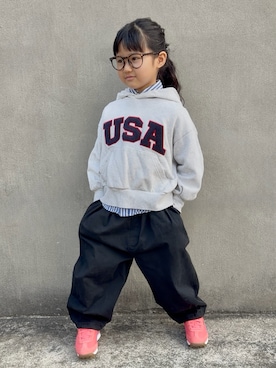「LOWRYS FARM（ローリーズファーム）のＵＳＡロゴフーディ　 134382（スウェット、グレー系）」を使った、KANOさん（キッズ・110cm）の春コーディネート