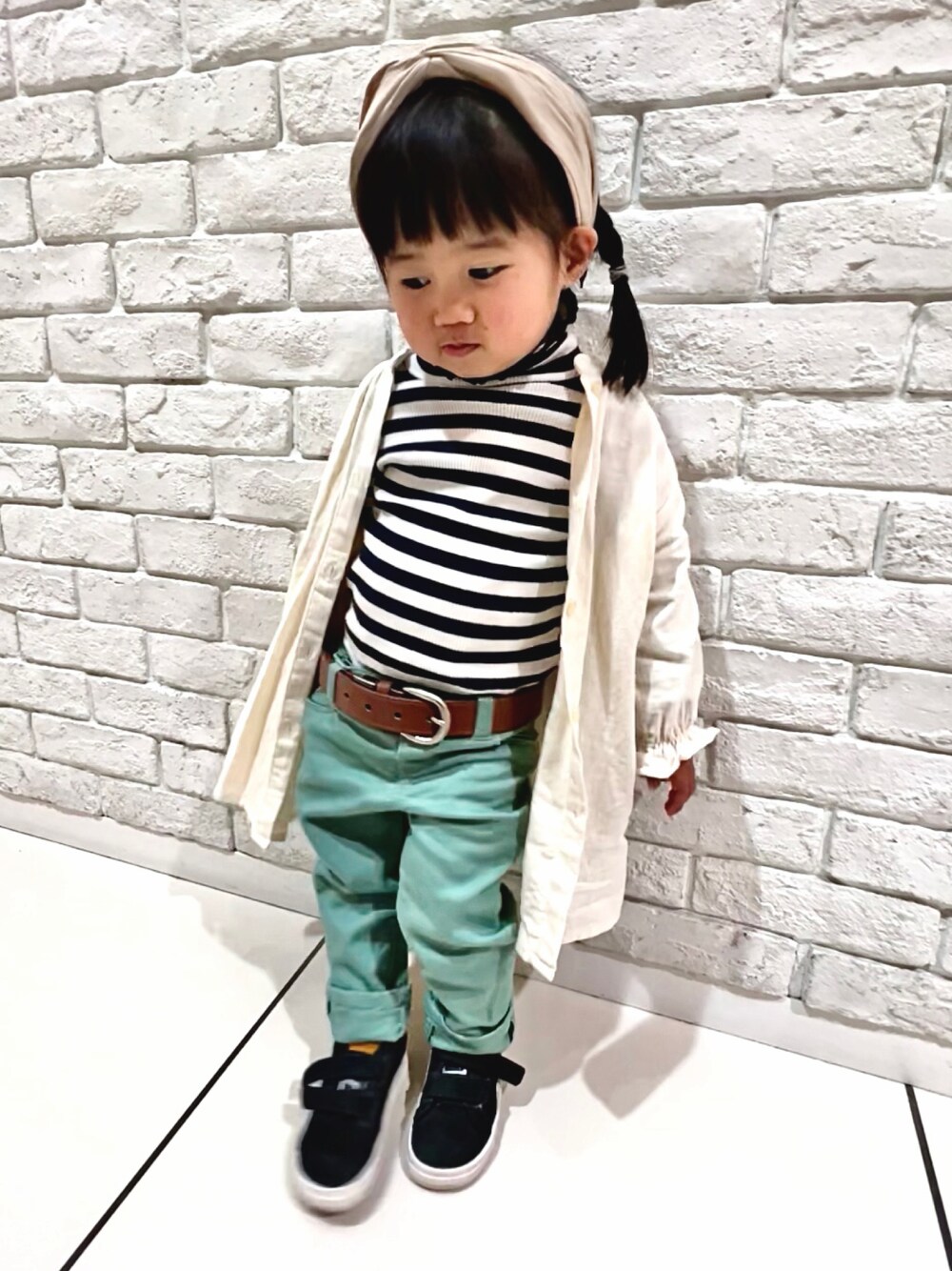 「2歳、2歳3ヶ月、シャツ、シャツワンピ、ボーダー、ボーダートップス、スニーカー、ベルト、ヘアバンド、カチューシャ、カラーパンツ」｜「GLOBAL WORKのツイストカチューシャ/926812（カチューシャ、ベージュ系）」を使った、KANOさん（キッズ・80cm）の冬コーディネートの1枚目の写真