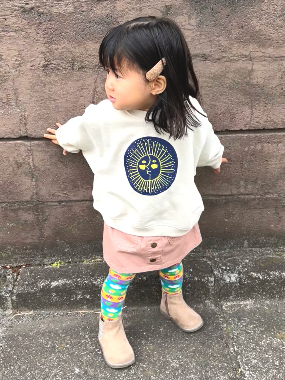 「2歳、2歳3ヶ月、トレーナー、スウェット、タイトスカート、ピンクスカート、派手タイツ、派手、タイツ、ブーツ、サイドゴアブーツ、冬コーデ、オーバーサイズ、マーキーズ、markey's」｜「HOGAN RANCH WEARのイラストワイドトレーナー/H-6870（80～130cm）（スウェット、グレー系）」を使った、KANOさん（キッズ・80cm）の冬コーディネートの1枚目の写真