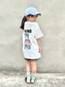 「LOWRYS FARM（ローリーズファーム）のアソートロゴＴＳＳ　 654418（Tシャツ/カットソー、ホワイト系）」を使った、KANOさん（キッズ・110cm）の夏コーディネート