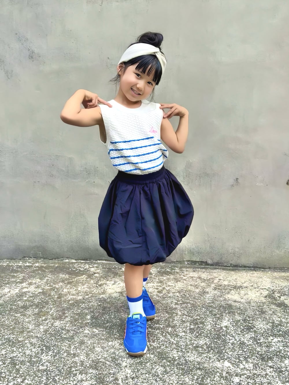 「5歳、ターバン、ヘアバンド、ノースリーブ、タンクトップ、レイヤードスタイル、スカート、バルーンスカート、スニーカー、シンプルコーデ、きれいめカジュアル、休日スタイル、お出かけコーデ、夏コーデ、ニット」｜「ZARA KIDSのアイテム（タンクトップ、ホワイト系）」を使った、KANOさん（キッズ・100cm）の夏コーディネートの1枚目の写真