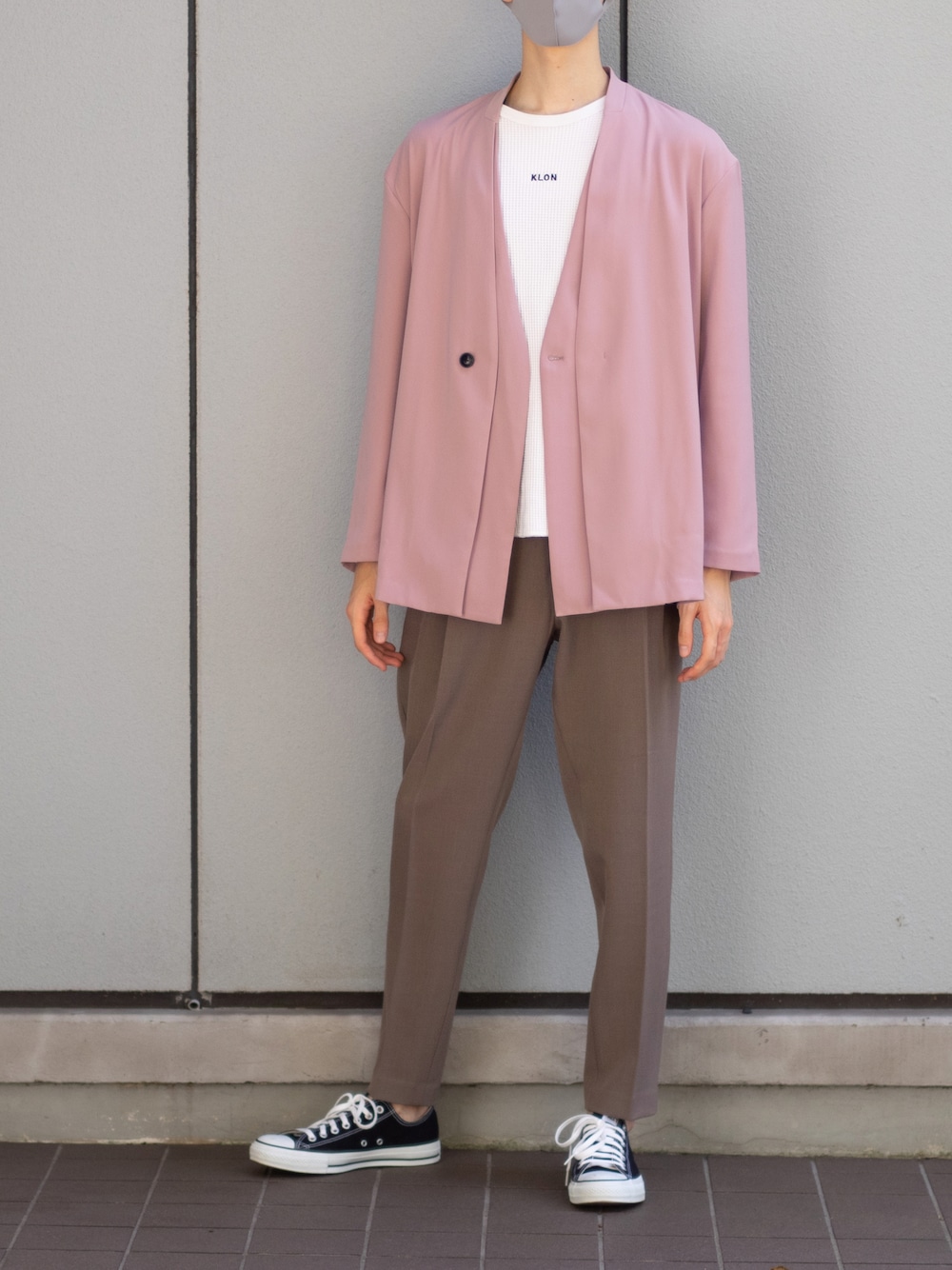「シンプルスタイル、秋コーデ、ブラウン、ピンク、ピンクジャケット、tk.TAKEO KIKUCHI、秋のコーデ、秋服準備はじめました、converse、converse all star」｜「tk.TAKEO KIKUCHIのダブルサテンノーカラージャケット（ユニセックスアイテム）（ノーカラージャケット、ピンク系）」を使った、Xジェンダーひかりさん（メンズ・176cm）の秋コーディネートの1枚目の写真