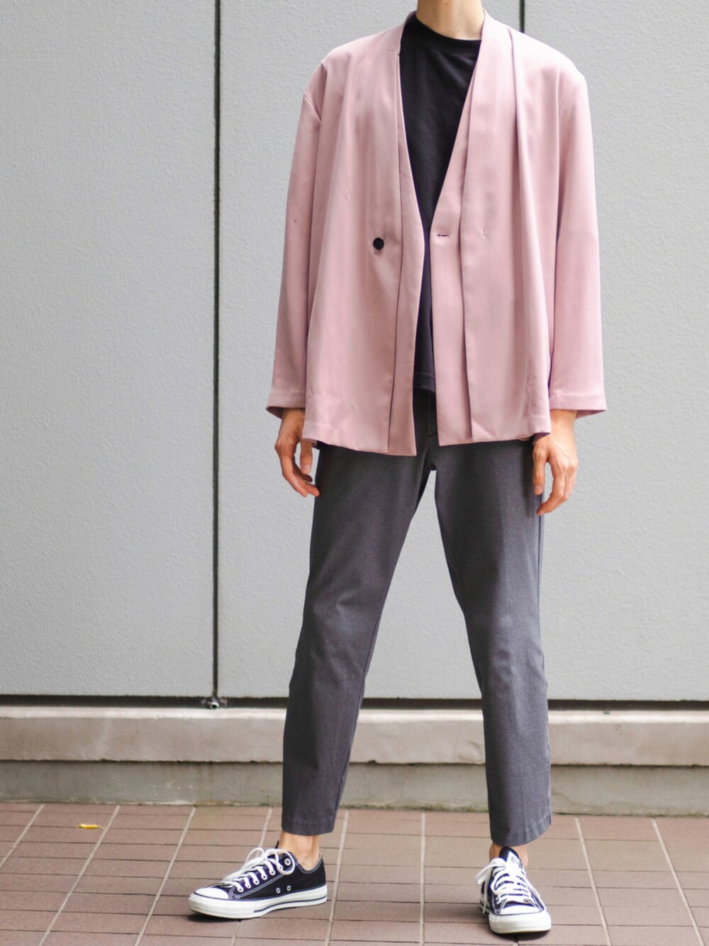 「キレイめ、シンプルスタイル、秋コーデ、秋服準備はじめました、コンバース オールスター、tk.TAKEO KIKUCHI、UNIQLO、UNIQLO U」｜「tk.TAKEO KIKUCHIのダブルサテンノーカラージャケット（ユニセックスアイテム）（ノーカラージャケット、ピンク系）」を使った、Xジェンダーひかりさん（メンズ・176cm）の秋コーディネートの1枚目の写真