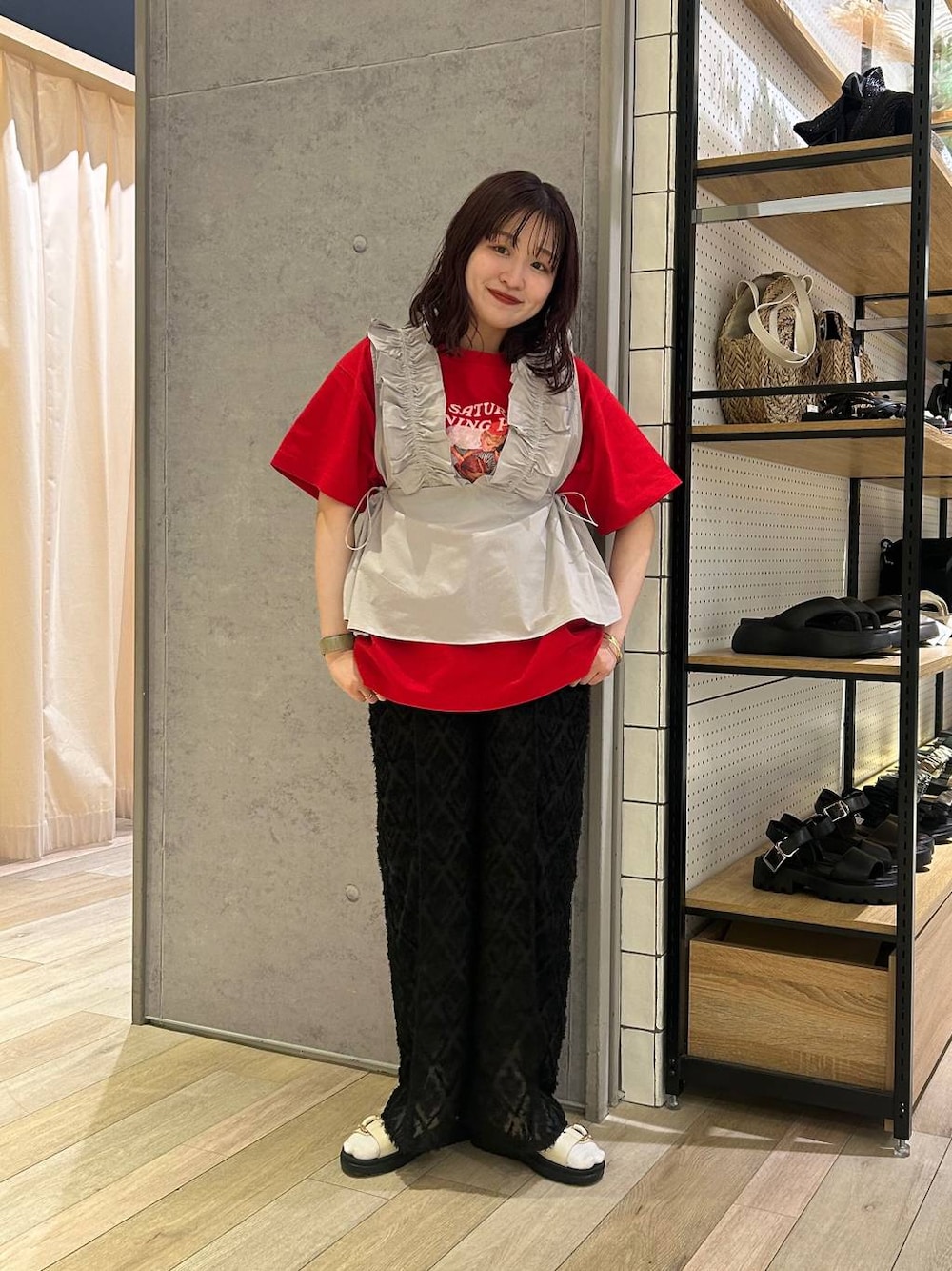 「着痩せ・細見え、カジュアル、差し色コーデ、低身長、LEPSIM、楽ちんコーデ、ゆったり、春コーデ、Tシャツ、ベスト、低身長_LEPSIM」｜「LEPSIMの2ベルトバックルサンダル　290446（サンダル、ホワイト系）」を使った、ユウカさん（レディース・154cm）の春コーディネートの1枚目の写真