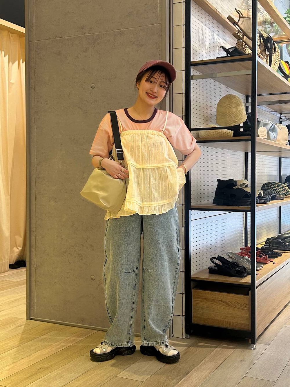 「ゆったり、Tシャツ、デニムパンツ、スカート、キャップ、サンダル、20代_LEPSIM、骨格ストレート、低身長_LEPSIM、着痩せ・細見え、カジュアル、差し色コーデ、低身長、LEPSIM、楽ちんコーデ」｜「LEPSIMのカーブデニムパンツ2　147620（デニムパンツ、ブルー系）」を使った、ユウカさん（レディース・154cm）の夏コーディネートの1枚目の写真