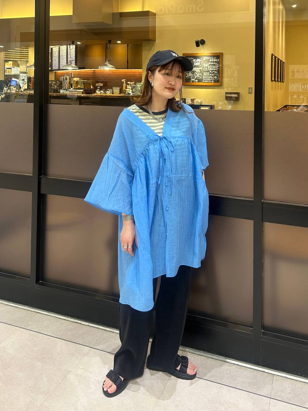 「着痩せ・細見え、カジュアル、差し色コーデ、低身長、ワンピース、パンツ、サンダル、キャップ、骨格ストレート、20代_LEPSIM、低身長_LEPSIM、春コーデ」｜「LEPSIMの【NEW ERA】920コットンFLAX　253247（キャップ、ブルー系）」を使った、ユウカさん（レディース・154cm）の春コーディネートの1枚目の写真