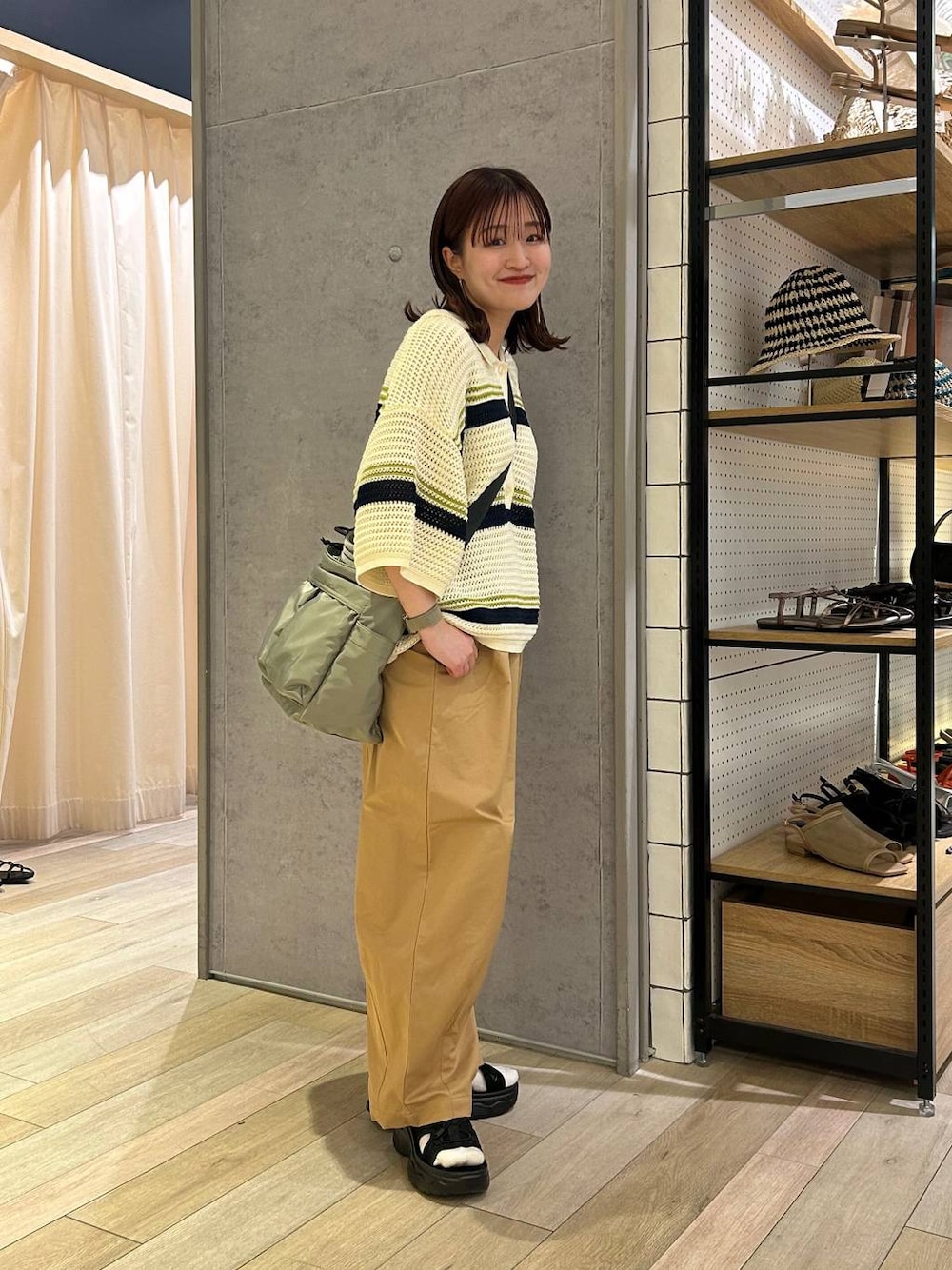 「着痩せ・細見え、カジュアル、差し色コーデ、低身長」｜「LEPSIMの【選べる丈】イージーコクーンパンツ　323755（その他パンツ、ベージュ系）」を使った、ユウカさん（レディース・154cm）の春コーディネートの1枚目の写真