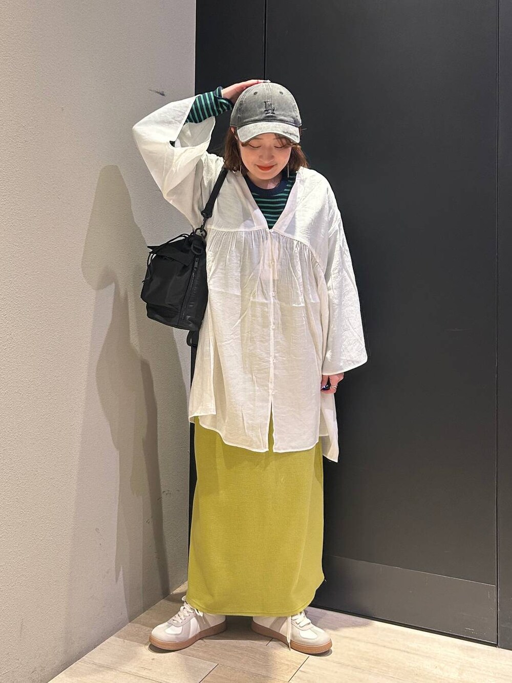 「スカート、キャップ、20代_LEPSIM、低身長_LEPSIM、着痩せ・細見え、カジュアル、差し色コーデ、低身長、LEPSIM、楽ちんコーデ、ゆったり、ブラウス、骨格ストレート、ボーダー」｜「LEPSIMのゼロかるラインスニーカー　284550（スニーカー、ホワイト系）」を使った、ユウカさん（レディース・154cm）の春コーディネートの1枚目の写真