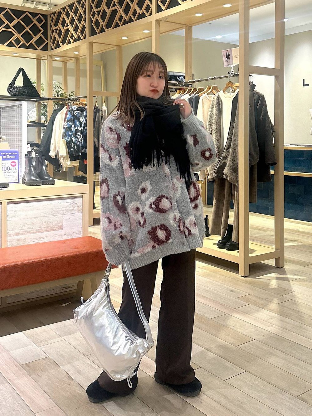 「マフラーの巻き方、着痩せ・細見え、カジュアル、差し色コーデ、低身長、マフラー、ストール、ショルダーバッグ、LEPSIM、冬アウター、カーディガン、カーデといえばレプシィム_LEPSIM、低身長_LEPSIM」｜「LEPSIMの洗える無地ストール　132603（ストール/ショール、グレー系）」を使った、ユウカさん（レディース・154cm）の秋コーディネートの1枚目の写真