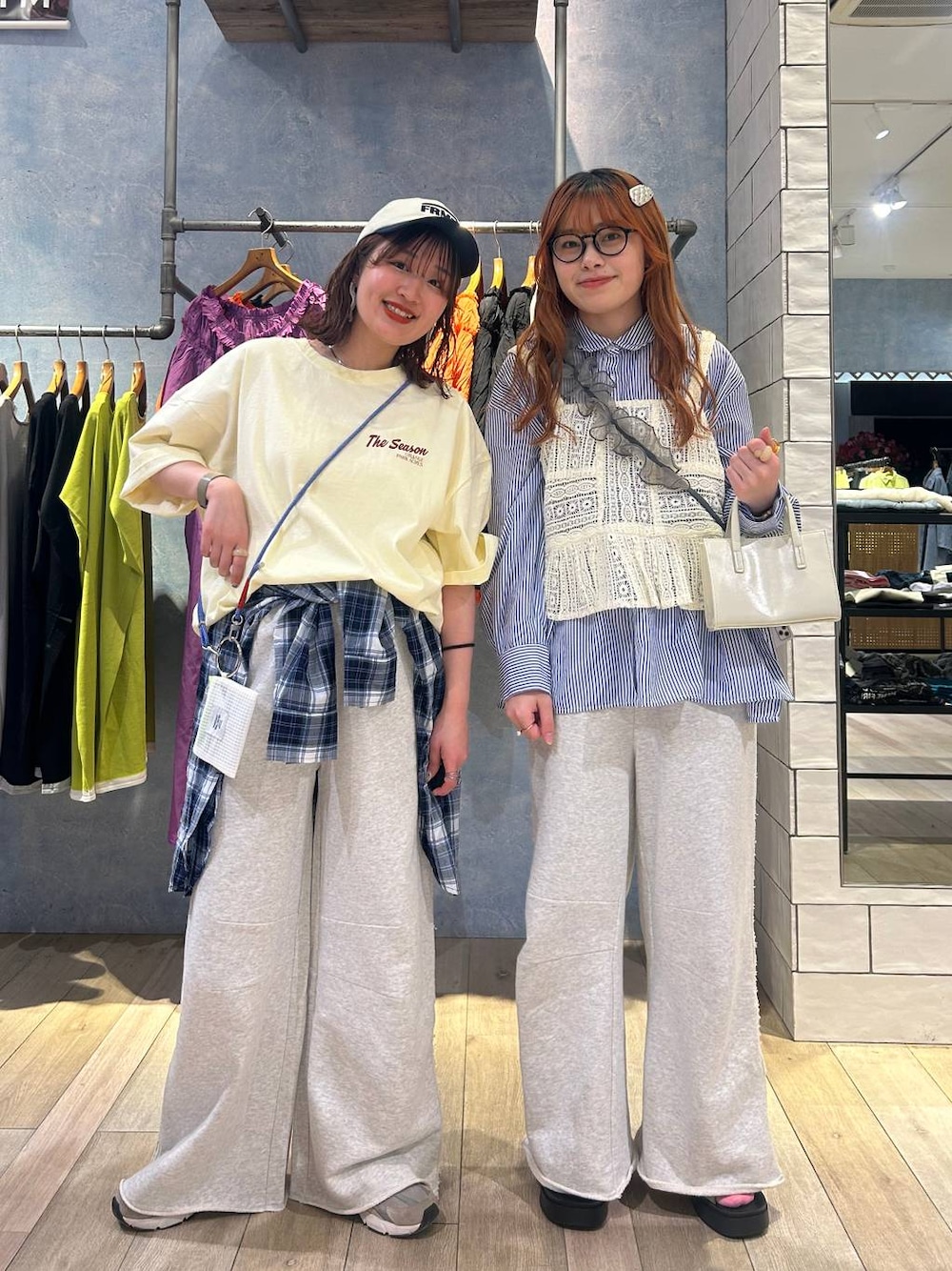 「着痩せ・細見え、カジュアル、差し色コーデ、低身長、LEPSIM、骨格ストレート、骨格ウェーブ、Tシャツ、シャツ、ビスチェ、スウェットパンツ、スウェット、春コーデ」｜「LEPSIMのサイドラインスウェットパンツ　290314（スウェットパンツ、グレー系）」を使った、ユウカさん（レディース・154cm）の春コーディネートの1枚目の写真