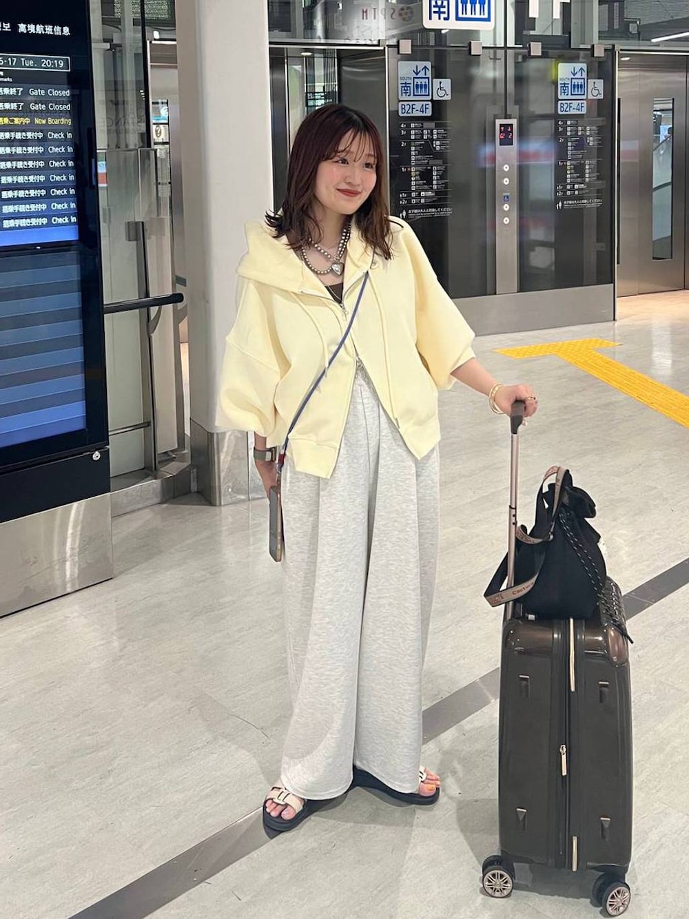 「着痩せ・細見え、カジュアル、差し色コーデ、低身長、スウェット、LOWRYS FARM、パーカー、スウェットパンツ」｜「LOWRYS FARMのカットイージーコクーンパンツ　292362（スウェットパンツ、グレー系）」を使った、ユウカさん（レディース・154cm）の夏コーディネートの1枚目の写真
