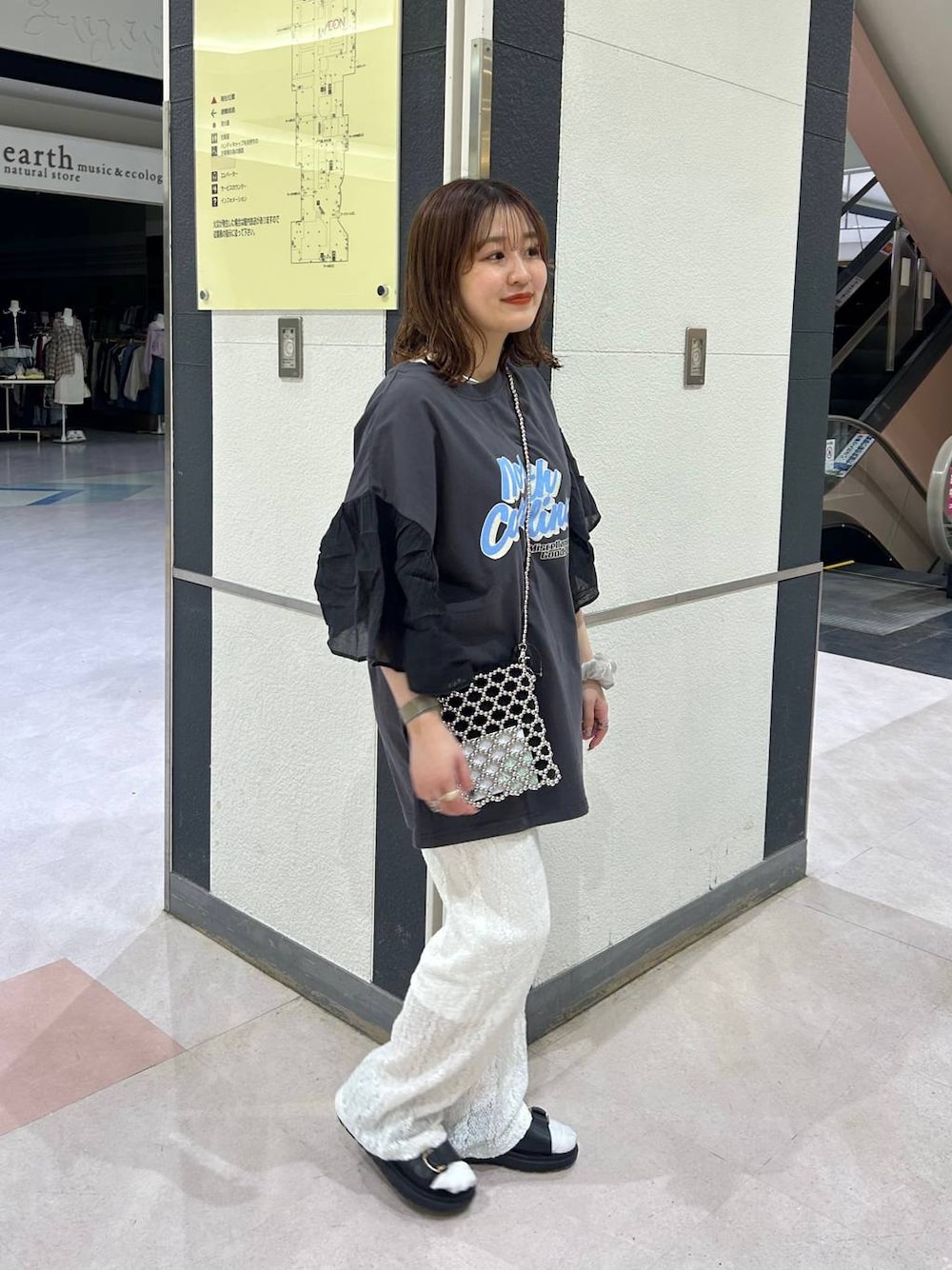 「LEPSIM、楽ちんコーデ、ゆったり、骨格ストレート、フェミニン、春コーデ、着痩せ・細見え、カジュアル、差し色コーデ、低身長」｜「LEPSIMの2ベルトバックルサンダル　290446（サンダル、ブラック系）」を使った、ユウカさん（レディース・154cm）の春コーディネートの1枚目の写真