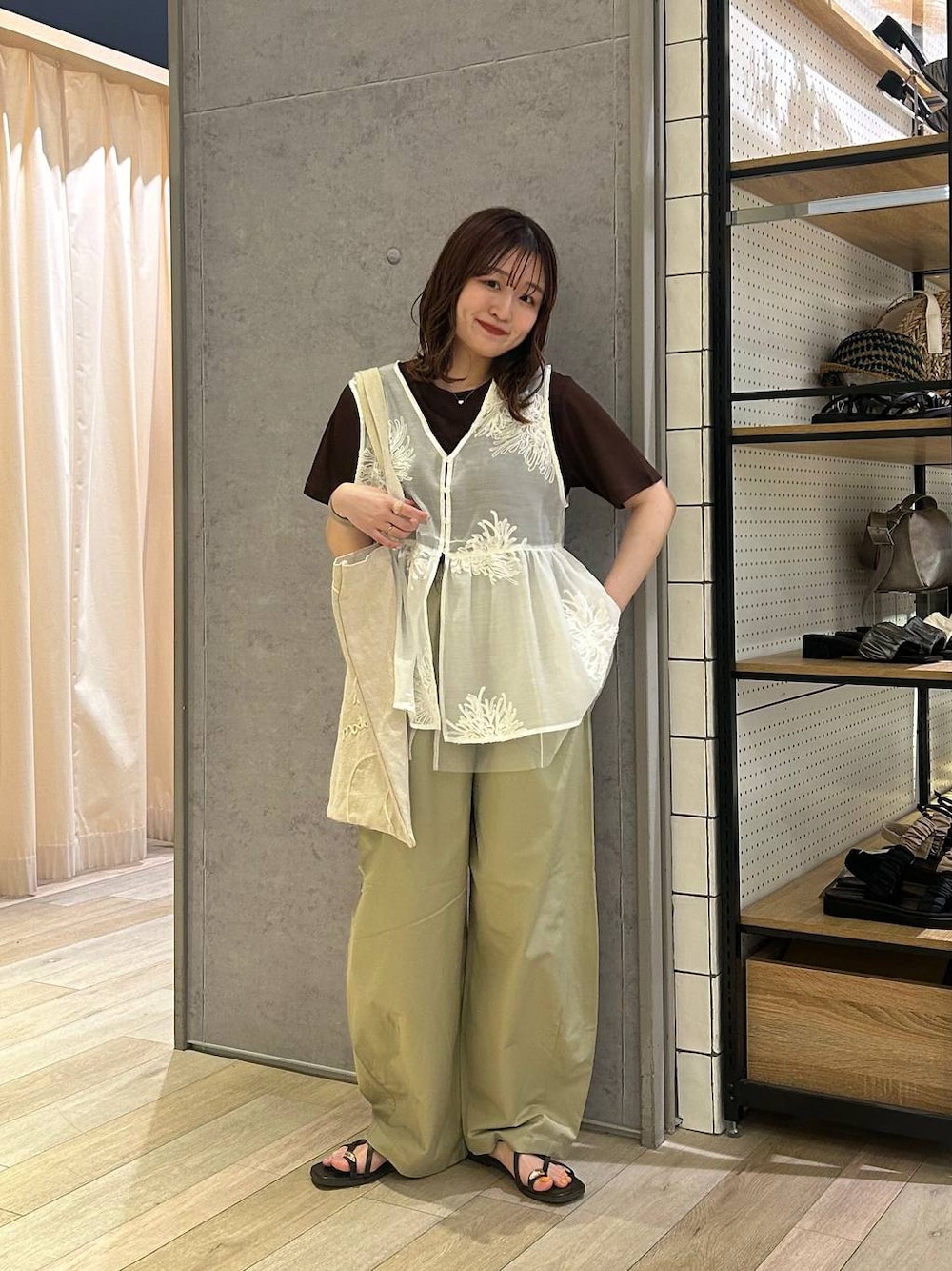 「着痩せ・細見え、カジュアル、差し色コーデ、低身長、LEPSIM、20代_LEPSIM、骨格ストレート、ベスト、パンツ、Tシャツ、サンダル、夏コーデ」｜「LEPSIMの【選べる丈】イージーコクーンパンツ　323755（その他パンツ、グリーン系）」を使った、ユウカさん（レディース・154cm）の夏コーディネートの1枚目の写真