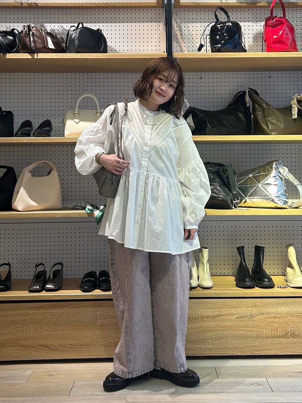 「着痩せ・細見え、カジュアル、差し色コーデ、低身長、LEPSIM、低身長_LEPSIM、20代_LEPSIM、骨格ストレート、ボブヘア、ブラウス、デニムパンツ、春コーデ、春服みてみて、パーマ」｜「LEPSIMの【入卒式／セレモニー】アソートパールショートネック　213224（ネックレス、ホワイト系）」を使った、ユウカさん（レディース・154cm）の冬コーディネートの1枚目の写真
