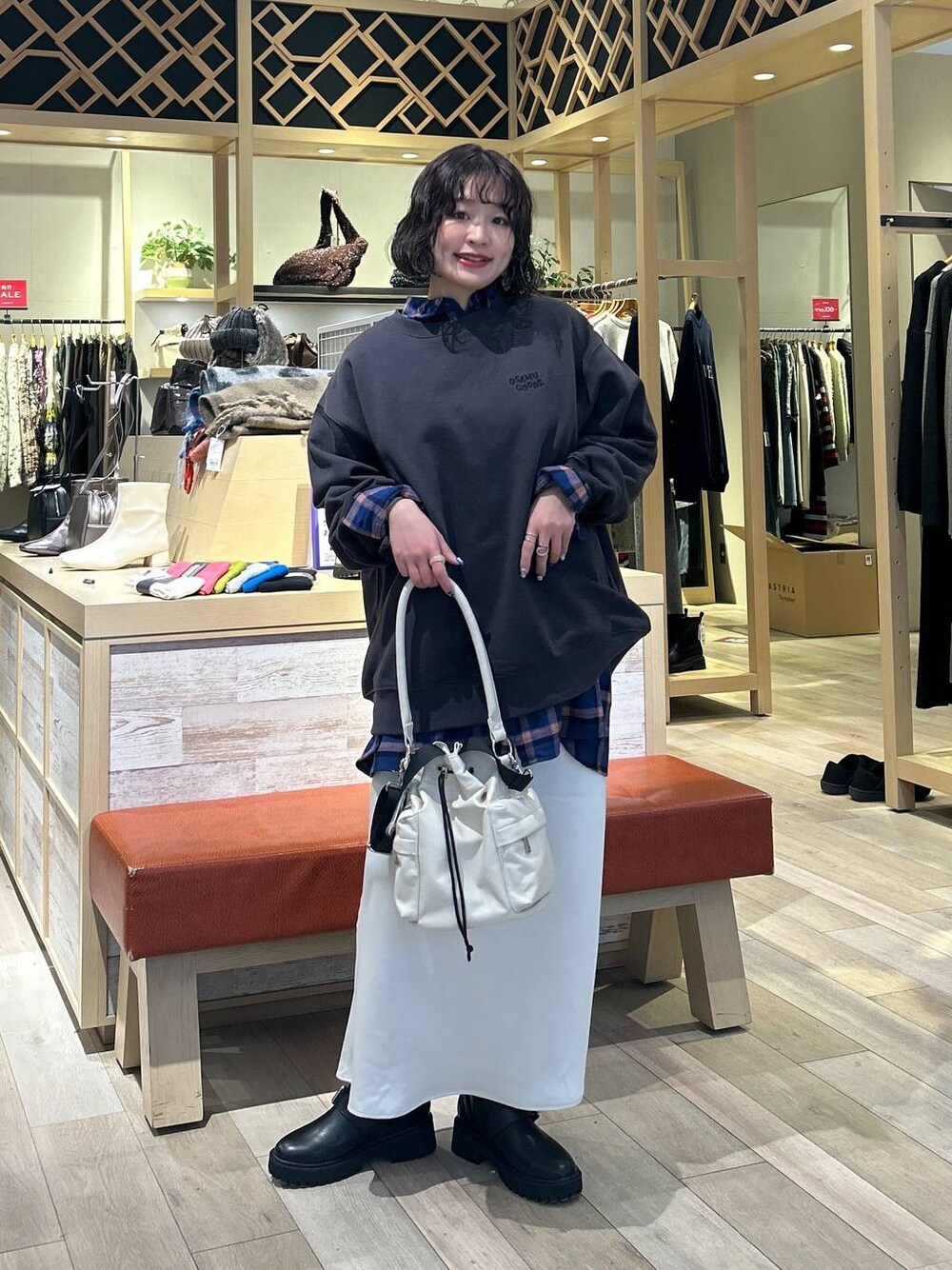 「ゆったり、着痩せ・細見え、カジュアル、差し色コーデ、低身長、LEPSIM、シャツ、スウェット、スカート、骨格ストレート、楽ちんコーデ、冬コーデ」｜「LEPSIMのストレッチサテンスカート2　133636（スカート、ホワイト系）」を使った、ユウカさん（レディース・154cm）の冬コーディネートの1枚目の写真