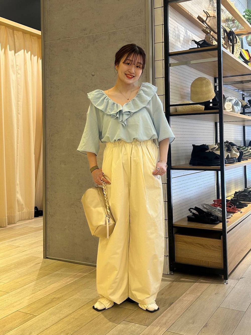 「低身長_LEPSIM、ブラウス、パンツ、サンダル、夏コーデ、着痩せ・細見え、カジュアル、差し色コーデ、低身長、LEPSIM、20代_LEPSIM」｜「LEPSIMのフェイクレザーシリンダーバッグ　451459（ショルダーバッグ、ホワイト系）」を使った、ユウカさん（レディース・154cm）の夏コーディネートの1枚目の写真