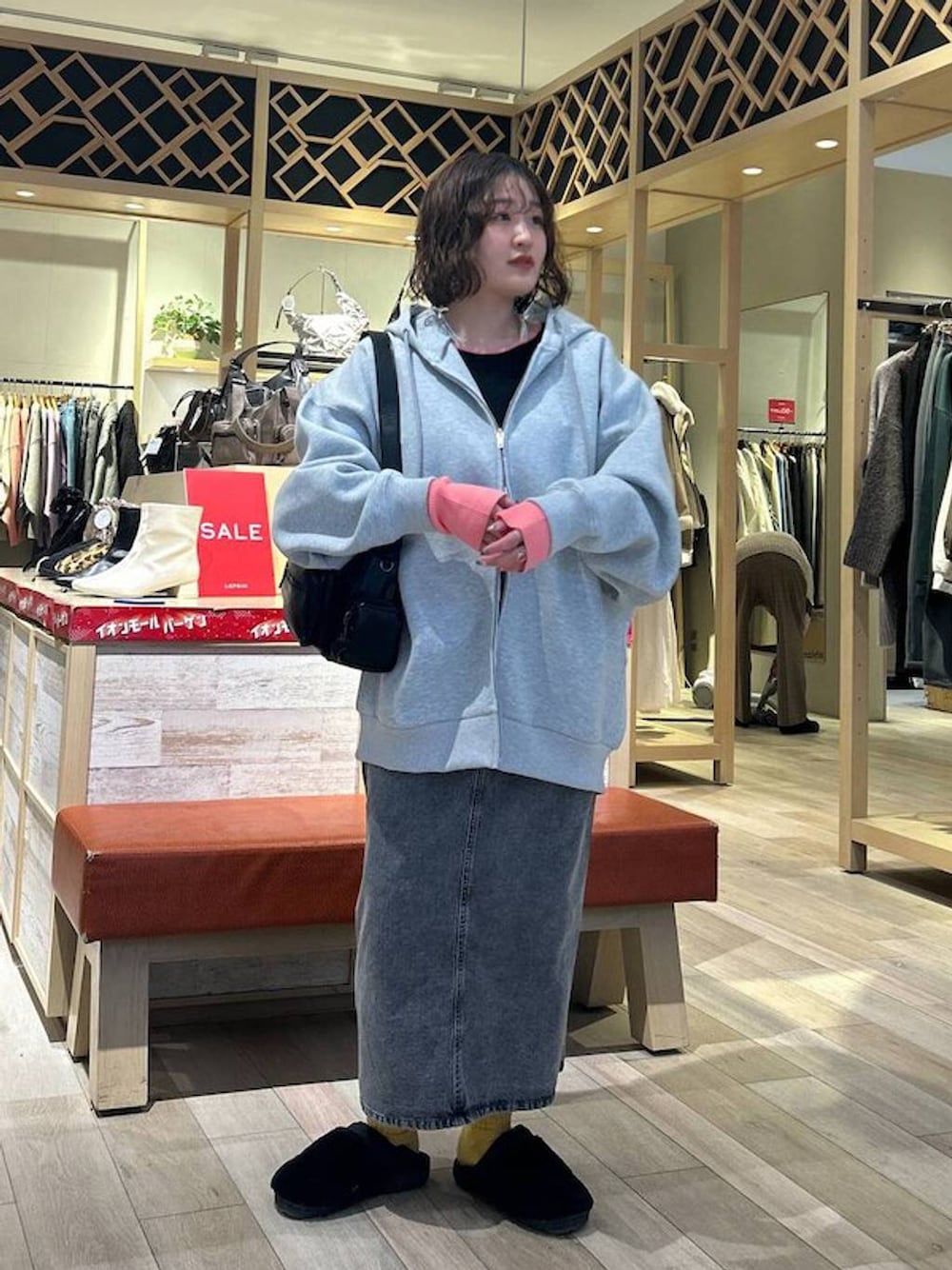 「低身長、差し色コーデ、着痩せ・細見え、カジュアル、LEPSIM、楽ちんコーデ、ゆったり、サロペット、スカート、インナー、パーカー、ハンドバッグ、骨格ストレート、冬コーデ、低身長_LEPSIM」｜「LEPSIMのZIPアップBIGフーディー　134456（パーカー、グレー系）」を使った、ユウカさん（レディース・154cm）の冬コーディネートの1枚目の写真