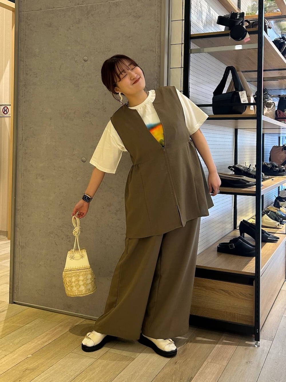 「着痩せ・細見え、カジュアル、差し色コーデ、低身長、LEPSIM、20代_LEPSIM、低身長_LEPSIM、骨格ストレート、Tシャツ、ベスト、パンツ、サンダル、春コーデ、春服みてみて、リネン・透けアイテム」｜「LEPSIMの《リネンライクドライシリーズ》リネンライク切り替えベスト　243500（その他アウター、グリーン系）」を使った、ユウカさん（レディース・154cm）の春コーディネートの1枚目の写真