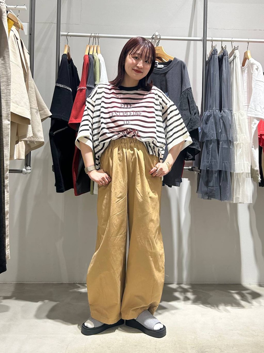 「着痩せ・細見え、カジュアル、差し色コーデ、低身長、LEPSIM、Tシャツ、パンツ、サンダル、低身長_LEPSIM、20代_LEPSIM」｜「LEPSIMのスラブリブタンク2　242857（Tシャツ/カットソー、レッド系）」を使った、ユウカさん（レディース・154cm）の春コーディネートの1枚目の写真