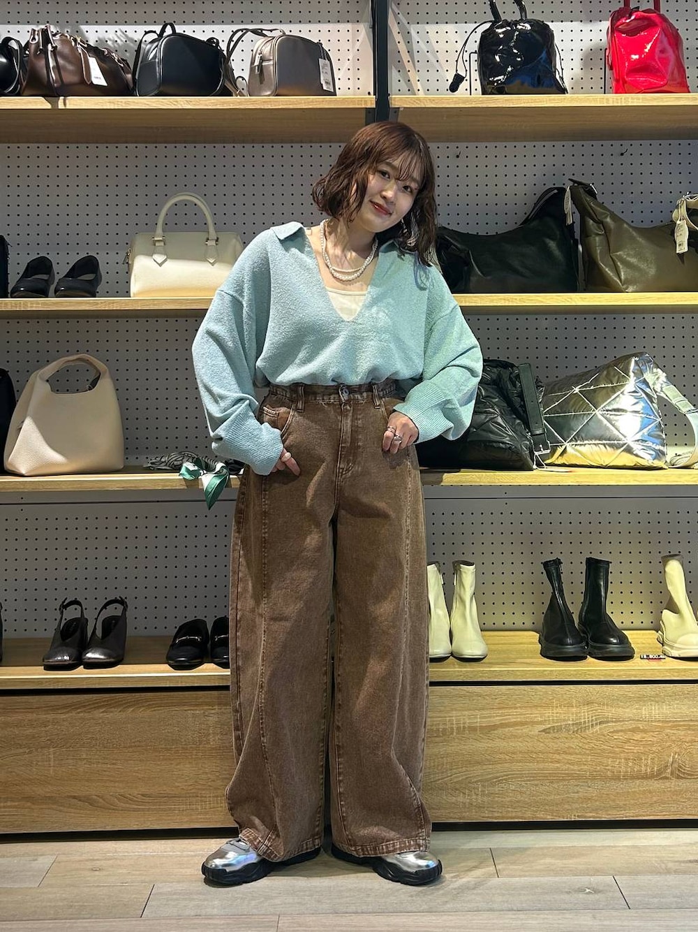 「LEPSIM、20代_LEPSIM、低身長_LEPSIM、骨格ストレート、デニムパンツ、春コーデ、春服みてみて、着痩せ・細見え、カジュアル、差し色コーデ、低身長」｜「LEPSIMの【入卒式／セレモニー】アソートパールショートネック　213224（ネックレス、ホワイト系）」を使った、ユウカさん（レディース・154cm）の冬コーディネートの1枚目の写真