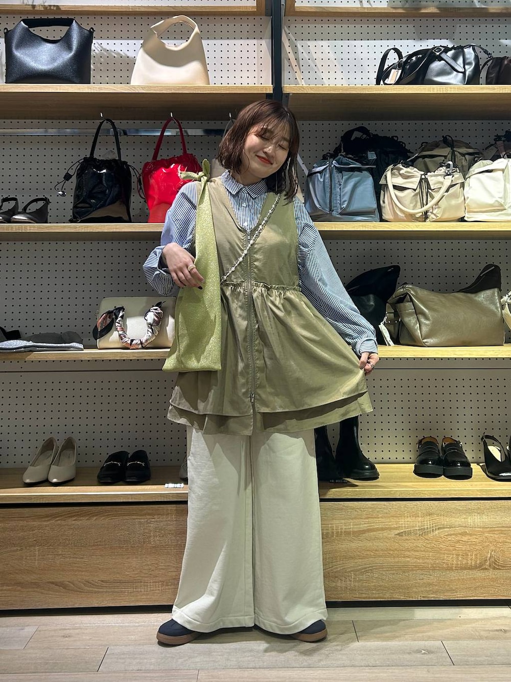 「着痩せ・細見え、カジュアル、差し色コーデ、低身長、LEPSIM、骨格ストレート、シャツ、ベスト、スウェットパンツ、春コーデ、春服みてみて、20代_LEPSIM、低身長_LEPSIM」｜「LEPSIMのゼロかるラインスニーカー　284550（スニーカー、ブルー系）」を使った、ユウカさん（レディース・154cm）の冬コーディネートの1枚目の写真