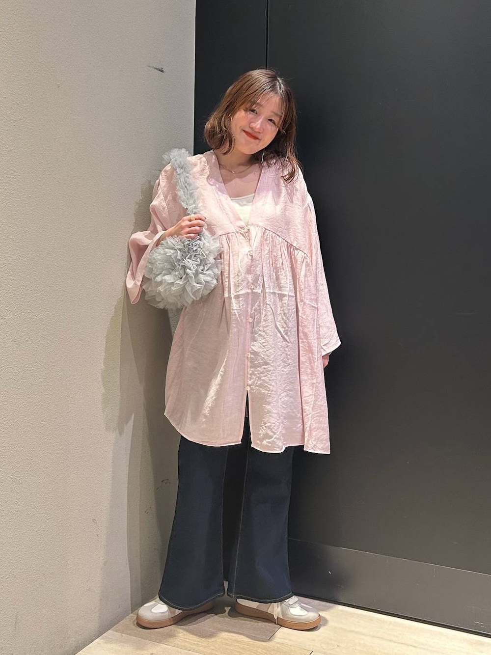 「ハンドバッグ、春デニム2025_LEPSIM、春コーデ、春服みてみて、低身長_LEPSIM、20代_LEPSIM、着痩せ・細見え、カジュアル、差し色コーデ、低身長、LEPSIM、楽ちんコーデ、ゆったり、ブラウス、デニムパンツ」｜「LEPSIMのゼロかるラインスニーカー　284550（スニーカー、ホワイト系）」を使った、ユウカさん（レディース・154cm）の春コーディネートの1枚目の写真