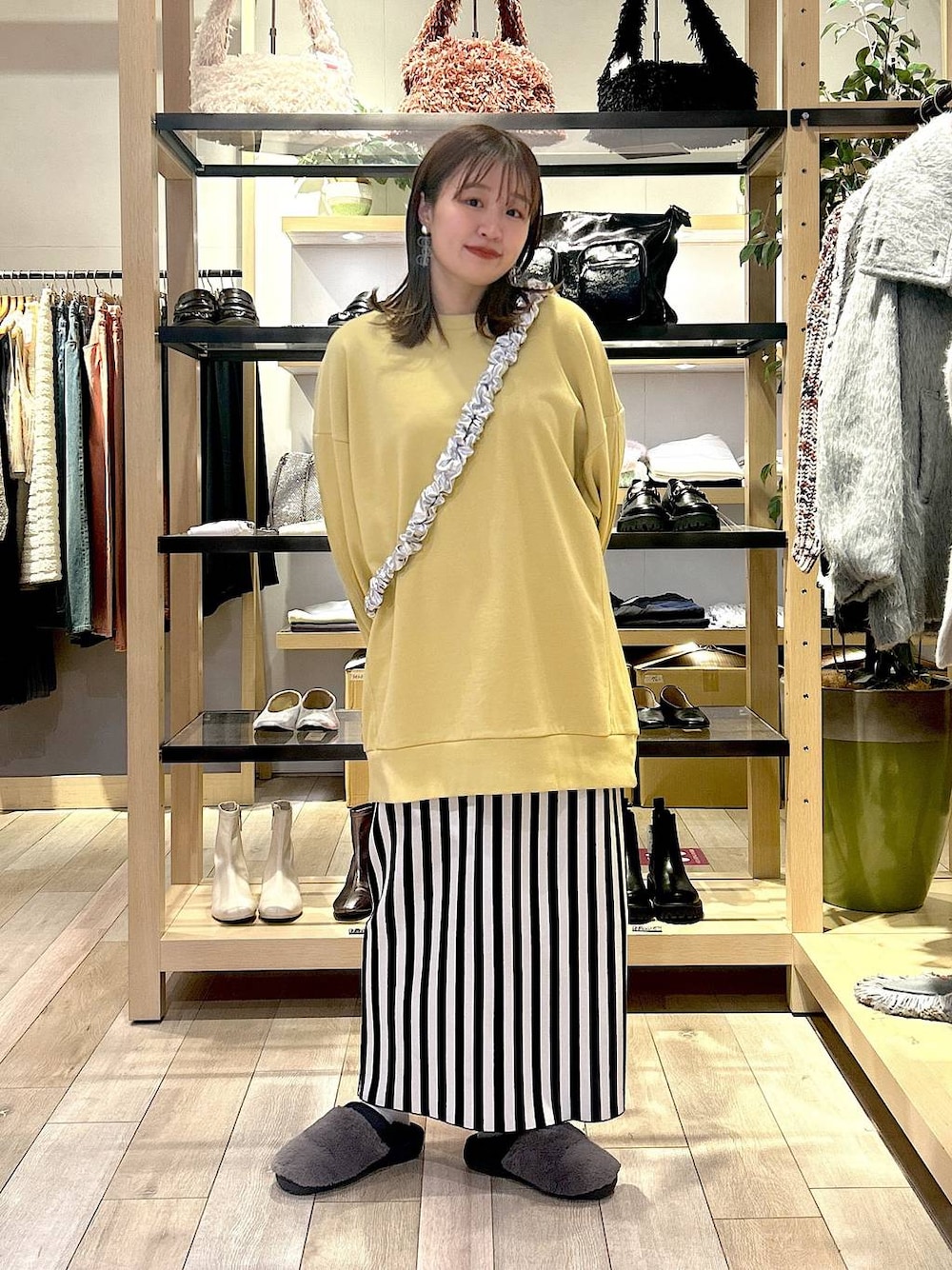 「着痩せ・細見え、カジュアル、差し色コーデ、低身長、LEPSIM、楽ちんコーデ、ゆったり、スウェット、スカート、冬コーデ、骨格ストレート」｜「LEPSIMの12ゲージストライプニットスカート　133262（スカート、ブラック系）」を使った、ユウカさん（レディース・154cm）の秋コーディネートの1枚目の写真