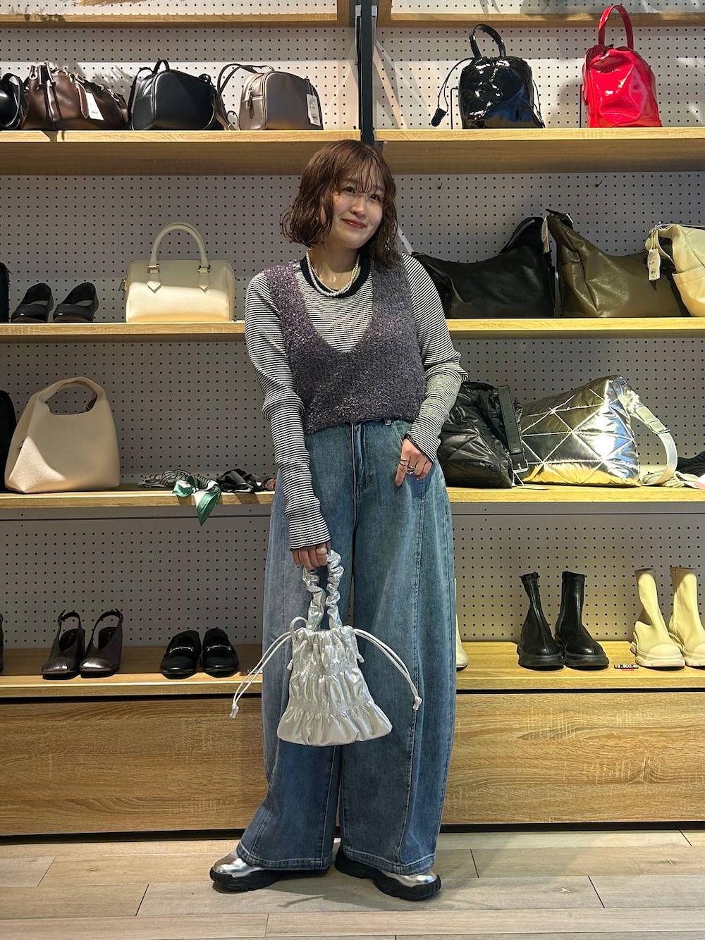 「楽ちんコーデ、ゆったり、ビスチェ、インナー、デニムパンツ、スニーカー、春服みてみて、着痩せ・細見え、カジュアル、差し色コーデ、低身長、LEPSIM、低身長_LEPSIM、20代_LEPSIM、骨格ストレート」｜「LEPSIMのキラキラシャーリングミニバッグ　129725（ショルダーバッグ、シルバー系）」を使った、ユウカさん（レディース・154cm）の冬コーディネートの1枚目の写真
