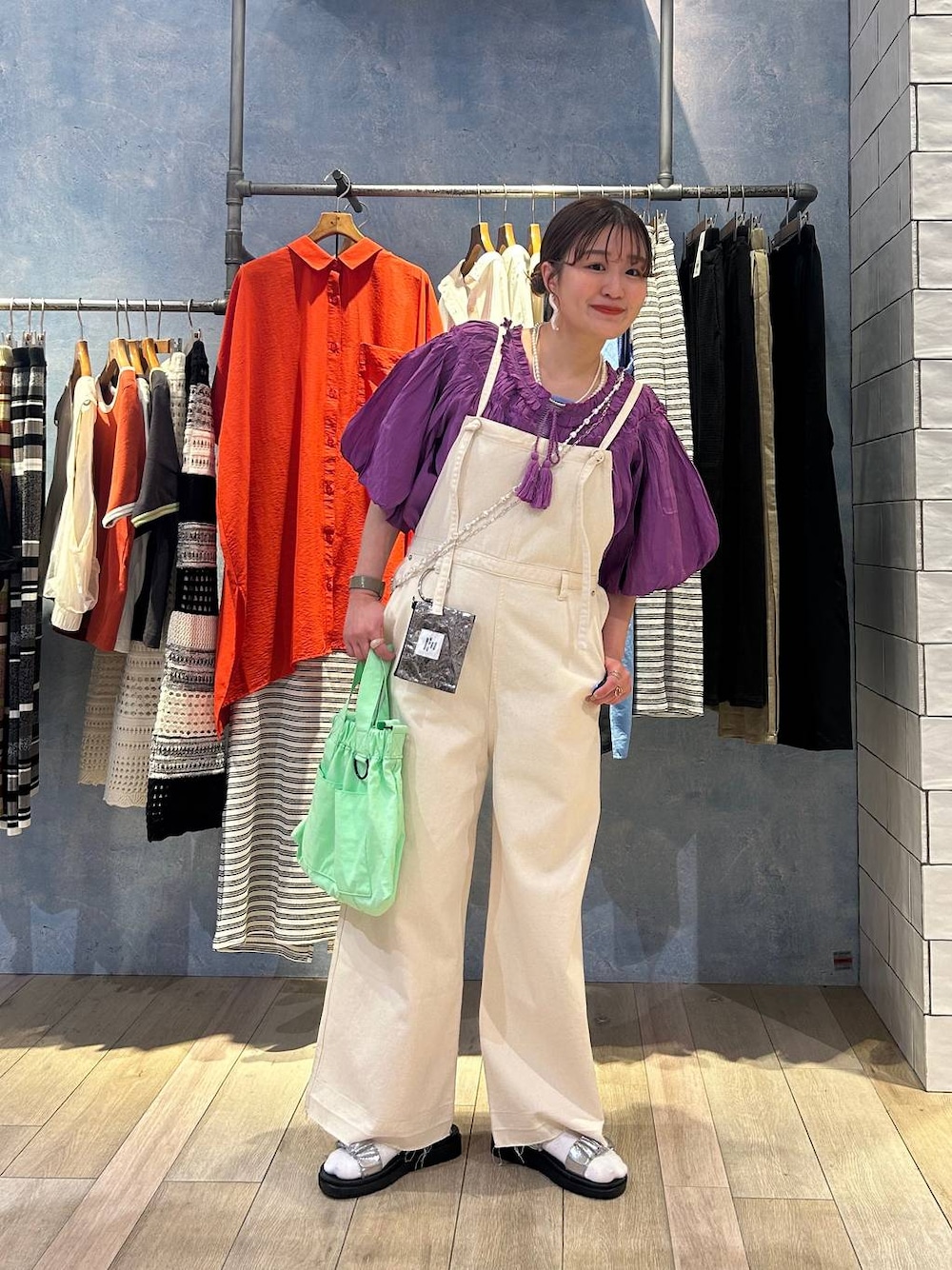 「春服みてみて、着痩せ・細見え、カジュアル、差し色コーデ、低身長、LEPSIM、低身長_LEPSIM、骨格ストレート、20代_LEPSIM、ブラウス、サロペット、サンダル、ハンドバッグ、春コーデ」｜「LEPSIMのアソートスマホストラップ　287560（スマホグッズ、シルバー系）」を使った、ユウカさん（レディース・154cm）の春コーディネートの1枚目の写真