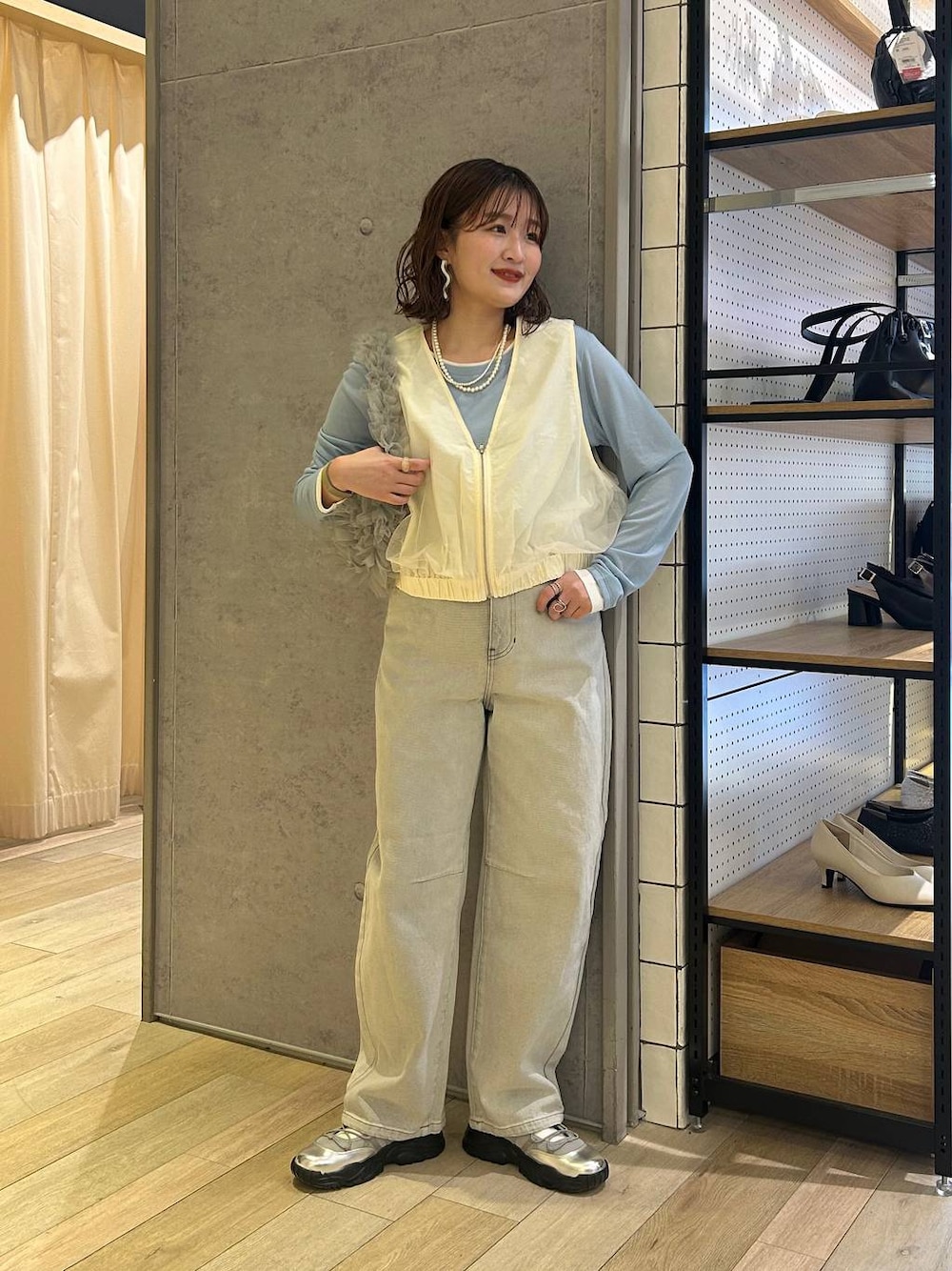 「着痩せ・細見え、カジュアル、差し色コーデ、低身長、LEPSIM、20代_LEPSIM、春デニム2025_LEPSIM、春コーデ、春服みてみて、デニムパンツ、ベスト、スニーカー、インナー、骨格ストレート、ボブヘア」｜「LEPSIMのカーブデニムパンツ2　147620（デニムパンツ、グレー系）」を使った、ユウカさん（レディース・154cm）の春コーディネートの1枚目の写真