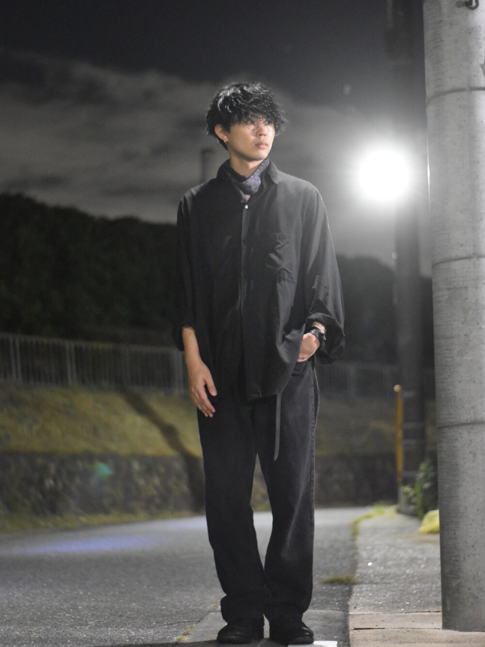 「オールブラック、ヨウジヤマモト、スカーフ、ワイドパンツ、ワイドシルエット、秋コーデ、yohji yamamoto pour homme、yohjiyamamoto」｜「Y’s for menのアイテム（シャツ/ブラウス、ブラック系）」を使った、立花さん（メンズ・177cm）の秋コーディネートの1枚目の写真