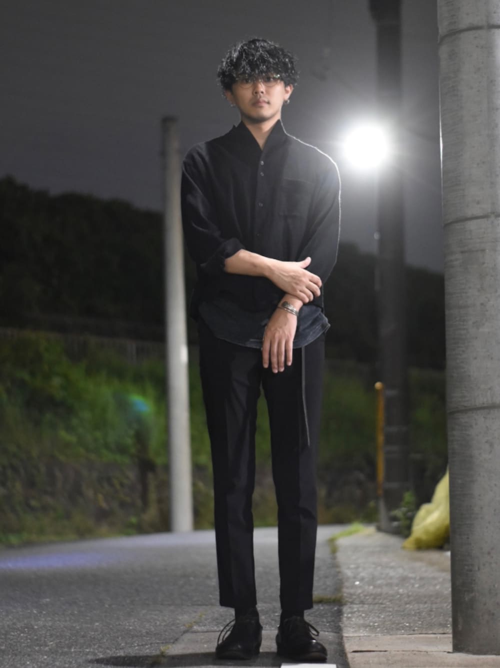 「モード、オールブラック、オールブラックコーデ、全身黒、ヨウジヤマモト、秋のコーデ、yohji yamamoto pour homme、yohjiyamamoto」｜「ka na taのアイテム（シャツ/ブラウス、ブラック系）」を使った、立花さん（メンズ・177cm）の秋コーディネートの1枚目の写真