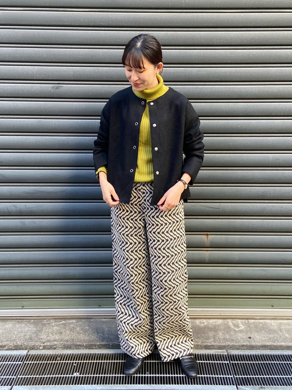 「カーディガン、タートルネック、柄パンツ、モノトーン、ピスタチオ、秋コーデ、キレイめカジュアル、ジャケット、ライトアウター、レイヤードスタイル、お洒落さんとつながりたい、ノンブルアンペール、NOMBRE IMPAIR、フィルデフェール、FILDEFER」｜「NOMBRE IMPAIRの圧縮ウールJQ　ワイドカーデ（カーディガン/ボレロ、ブルー系）」を使った、yamamura.さん（レディース・158cm）の秋コーディネートの1枚目の写真