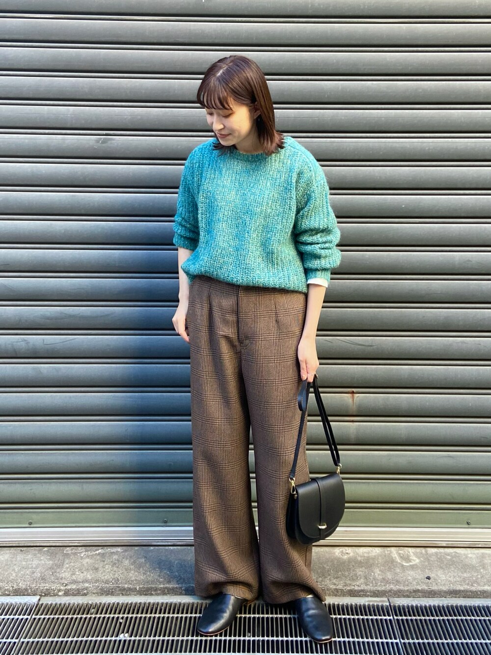 「モヘアニット、グリーン、ブルー、グラデーション、チェックパンツ、ブラウン、ショルダーバッグ、秋コーデ、お洒落さんとつながりたい、通勤コーデ、シンプルスタイル、ノンブルアンペール、NOMBRE IMPAIR、blanc bleu minuit」｜「NOMBRE IMPAIRのパラレルモヘア　片畦P/O（ニット/セーター、グリーン系）」を使った、yamamura.さん（レディース・158cm）の秋コーディネートの1枚目の写真