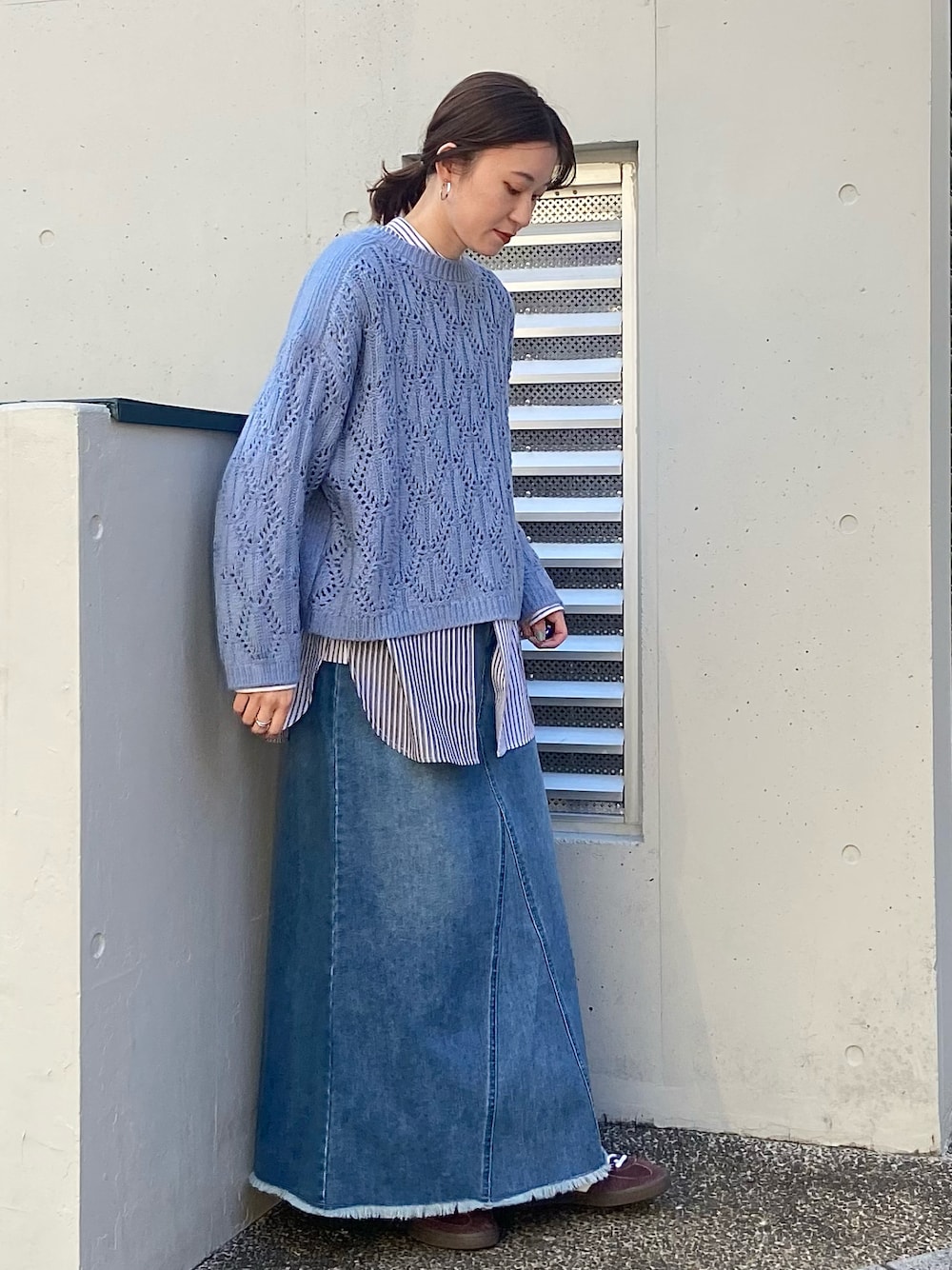 「透かし編みニット、ストライプシャツ、デニムスカート、レイヤードスタイル、休日スタイル、大人コーデ、冬コーデ、春先取り、春カラー、ブルーコーデ、ワントーンコーデ、アディダス、adidas、NOMBRE IMPAIR、ノンブルアンペール」｜「NOMBRE IMPAIRのブークレ透かし編み　ワイドショートP/O（ニット/セーター、ブルー系）」を使った、yamamura.さん（骨格ナチュラル・レディース・158cm）の冬コーディネートの1枚目の写真